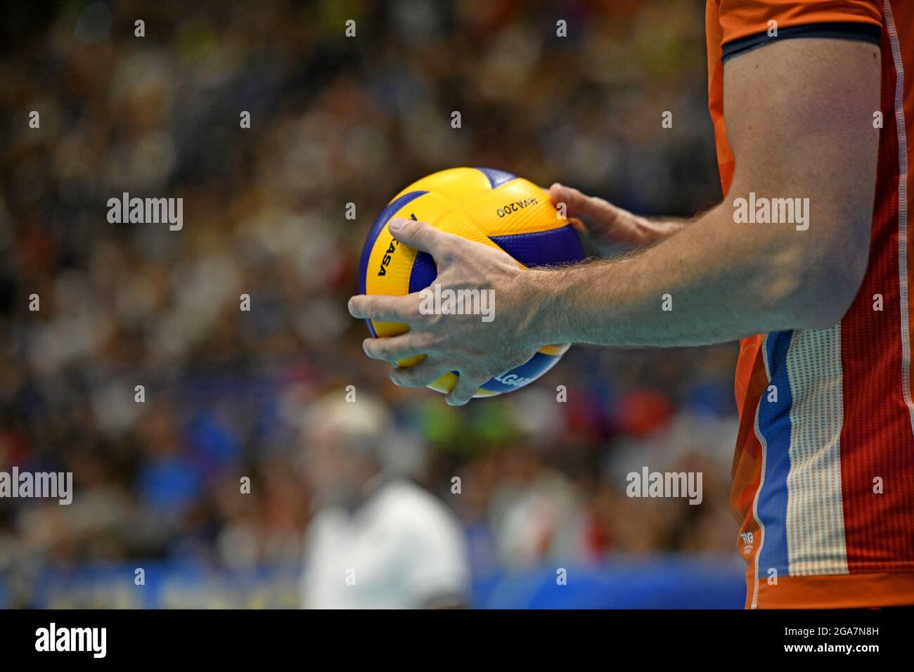 Nahaufnahme der Hände eines Volleyballspielers, der den Ball hält, während der Volleyball-Männer-Weltmeisterschaft 2018, Italien gegen Niederlande, in Mailand. Stockfoto