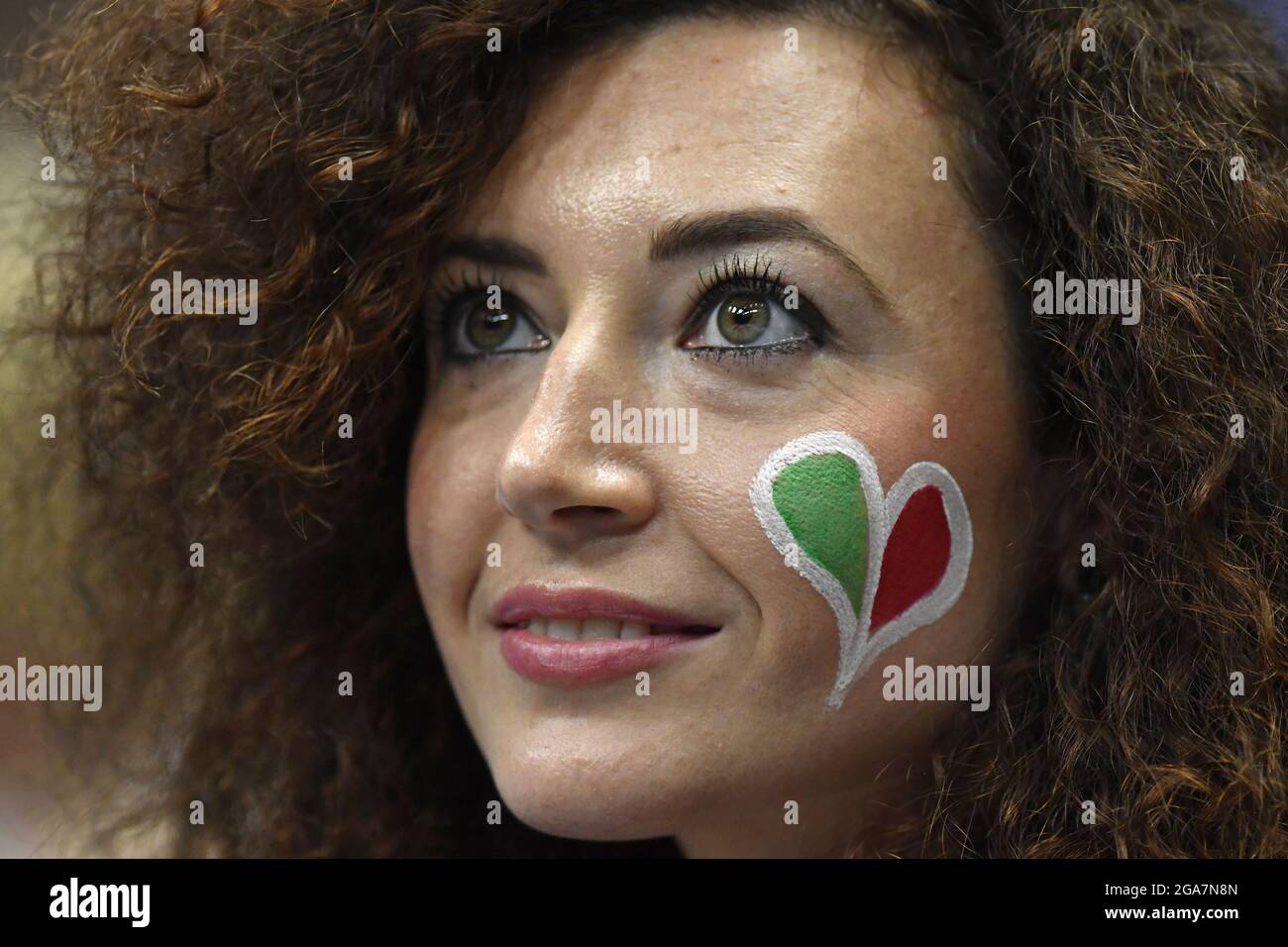 Italienische Volleyballfänderin mit buntem Herz auf der Wange, während der Volleyball-Männer-Weltmeisterschaft in Mailand. Stockfoto