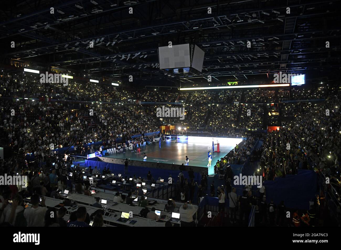 Panoramablick auf den Volleyballplatz während der internationalen Volley Nations League, in Mailand. Stockfoto