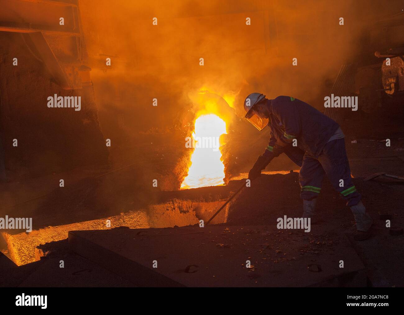 Eregli,Zonguldak-Türkei - 05-20-2013: Ein Blick aus dem Produktionsprozess der Eisen- und Stahlfabrik Ereğli. Stockfoto