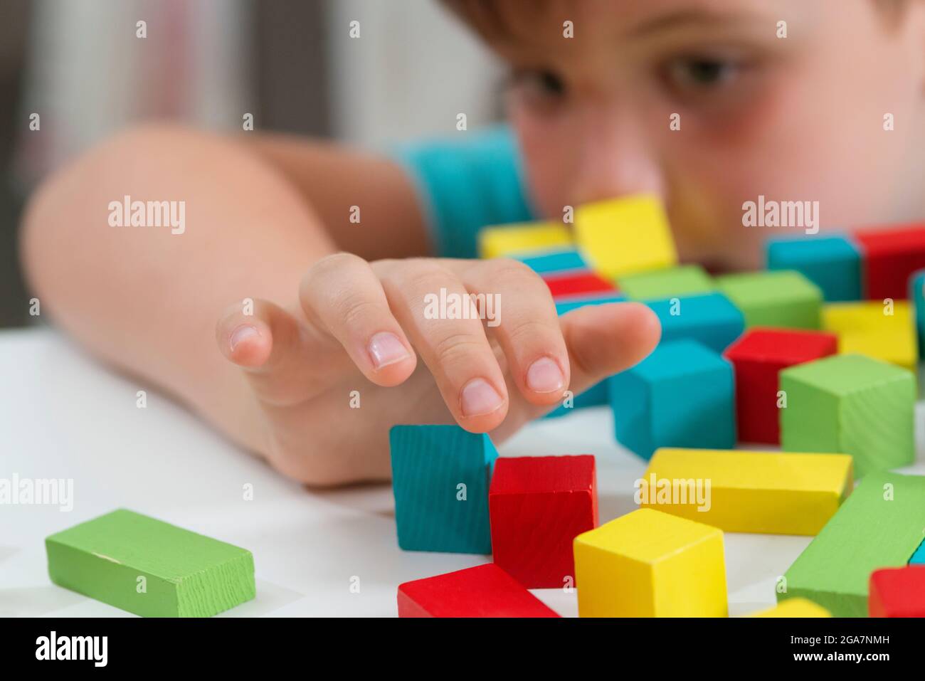 Junge Spielt Holzblöcke Stockfoto