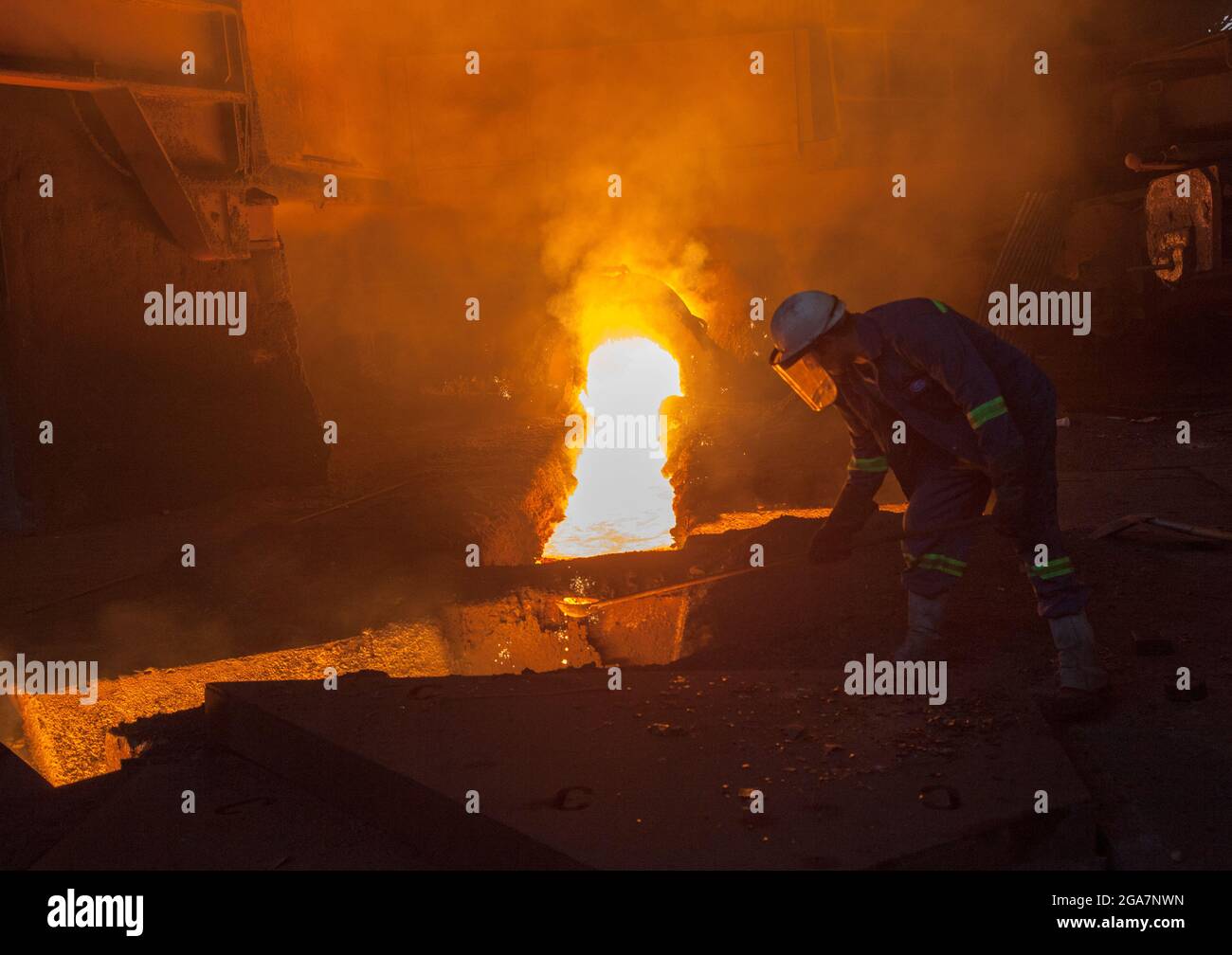 Eregli,Zonguldak-Türkei - 05-20-2013: Ein Blick aus dem Produktionsprozess der Eisen- und Stahlfabrik Ereğli. Stockfoto