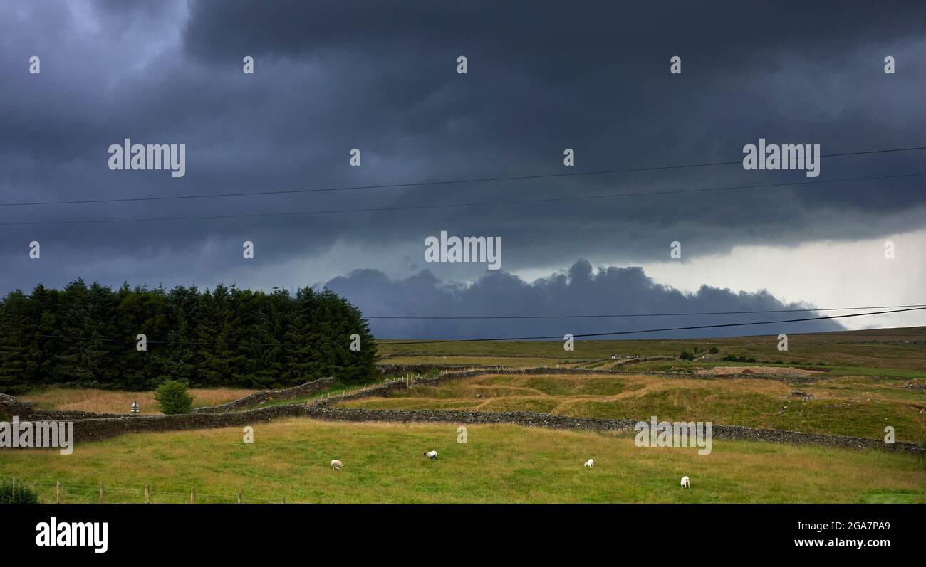 Über dem Yorkshire Moorland sammeln sich Gewitterwolken auf 950 Metern Höhe Stockfoto