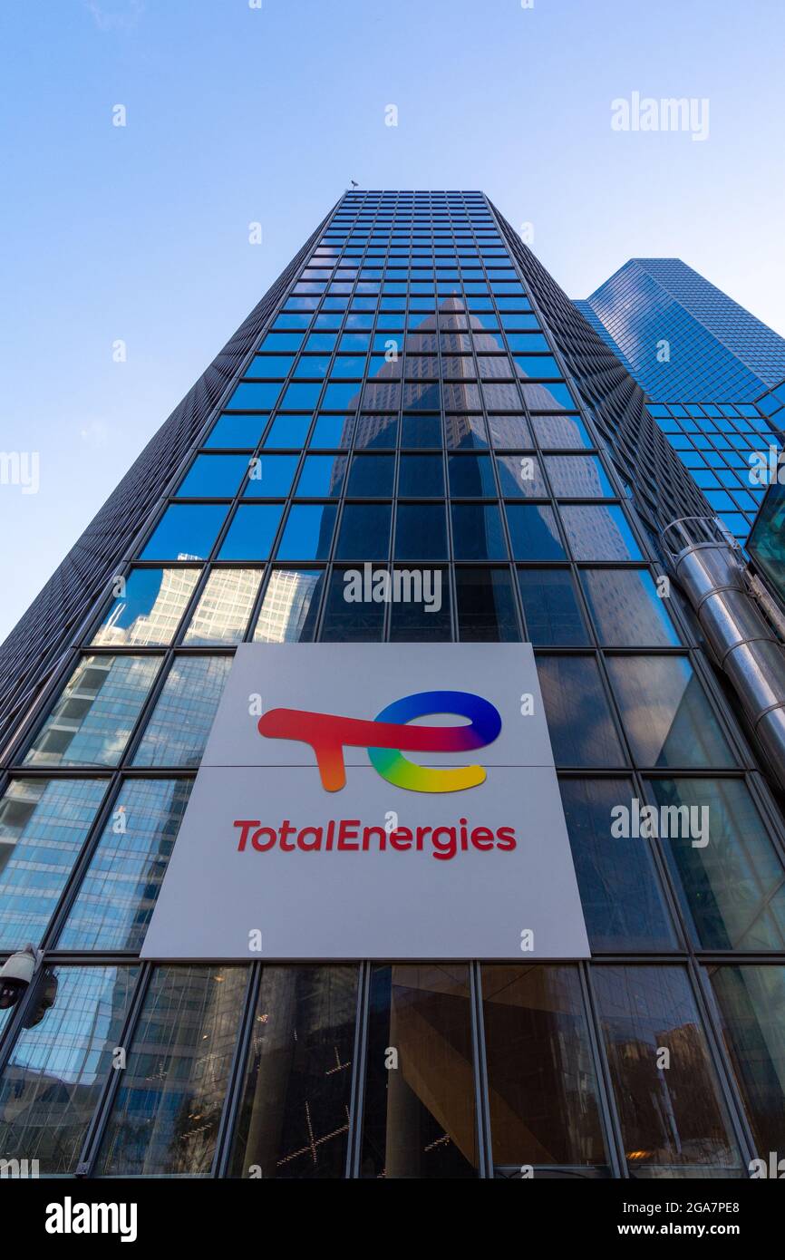 Außenansicht des Turms, in dem sich der Hauptsitz des Ölkonzerns TotalEnergies, ehemals Total, befindet Stockfoto