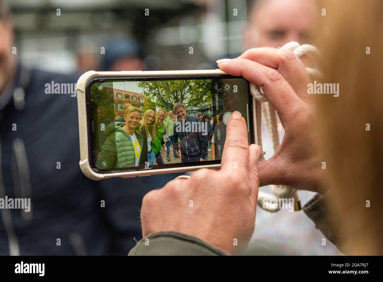 Kiel, Heikendorf 29. Juli 2021 Robert Habeck im Vorwahlkampf auf Küstentour in „seinem“ Bundesland Schleswig-Holstein. Heute in Heikendorf, in dem Ort Stockfoto