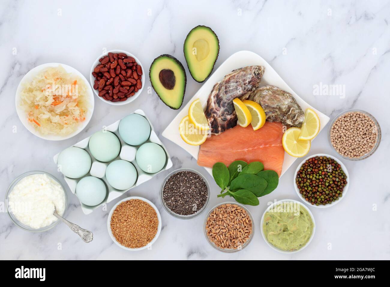 Gesunde Ernährung, die Menschen mit einer bipolaren Störung und einer manischen Depression mit hohen Omega-3-, Protein-, Selen-, Magnesium-, Serotonin- und Tryptophan-Konzentrationen hilft. Stockfoto