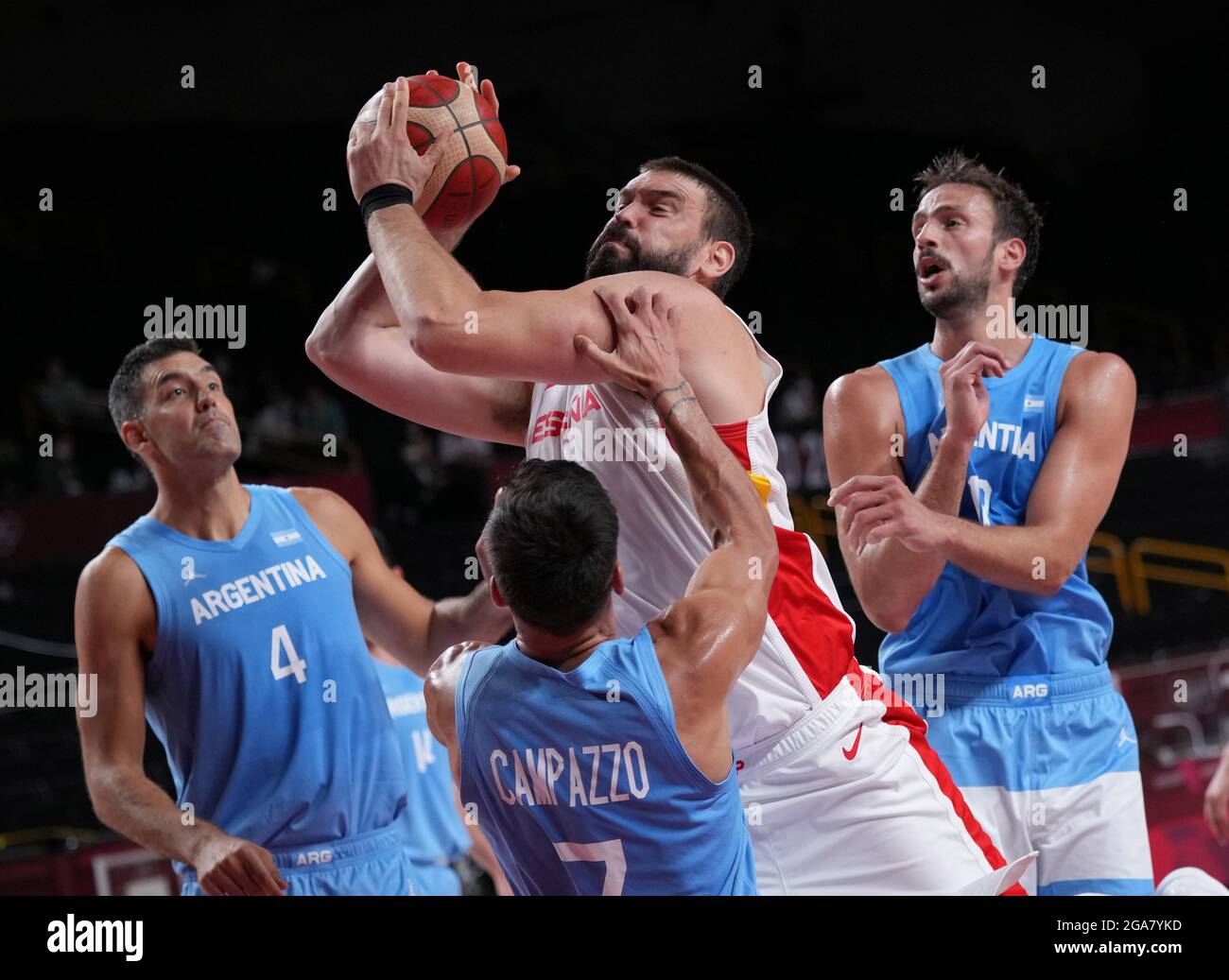 Saitama, Japan. Juli 2021. Der Spanier Marc Gasol wetteiferte gegen den Argentinier Facundo Campazzo während des Vorspiels der Gruppe C bei den Olympischen Spielen 2020 in Tokio in Saitama, Japan, am 29. Juli 2021. Quelle: Meng Yongmin/Xinhua/Alamy Live News Stockfoto