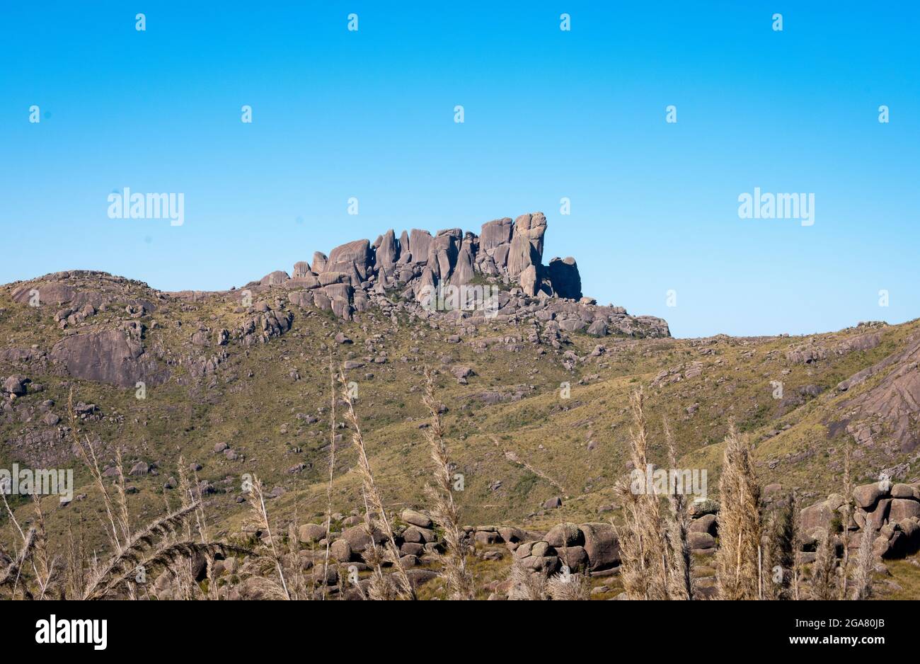 Panoramablick auf die Felsformation in der alpinen Landschaft Stockfoto