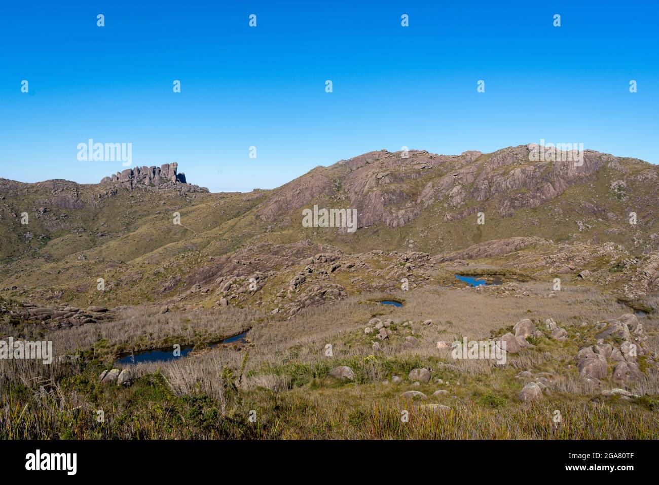 Panoramablick auf die Felsformation in der alpinen Landschaft Stockfoto