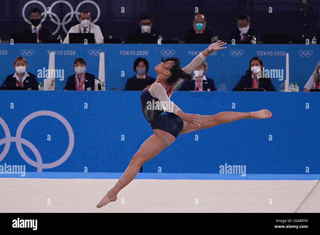 Tokio, Japan. Juli 2021. Sunisa Lee aus den Vereinigten Staaten, tritt am Donnerstag, den 29. Juli 2021, bei den Bodenübungen während der Rundum-Zeremonie des individuellen Kunstturnens der Frauen im Ariake Gymnastik Center bei den Olympischen Spielen in Tokio, Japan, auf. Sunisa Lee aus den Vereinigten Staaten gewann das Gold, Rebeca Andrade aus Brasilien, das Silber und Angelina Melnikova vom russischen Olympischen Komitee die Bronze. Foto von Richard Ellis/UPI Credit: UPI/Alamy Live News Stockfoto