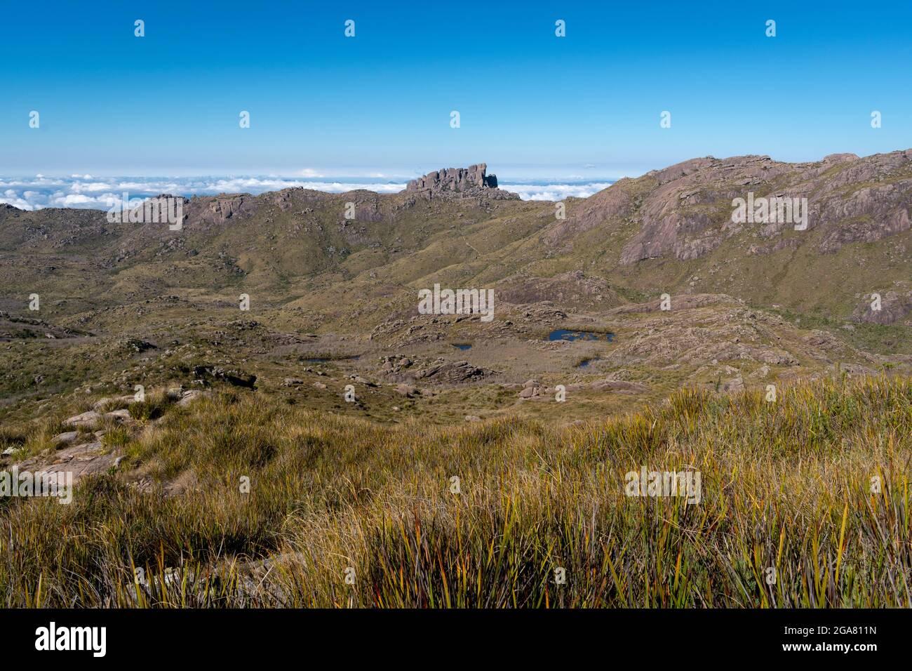 Panoramablick auf die Felsformation in der alpinen Landschaft Stockfoto