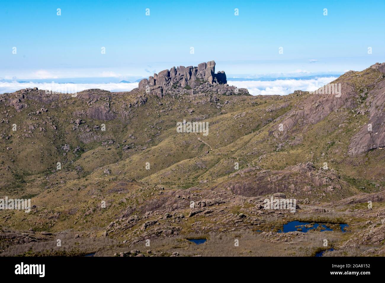 Panoramablick auf die Felsformation in der alpinen Landschaft Stockfoto