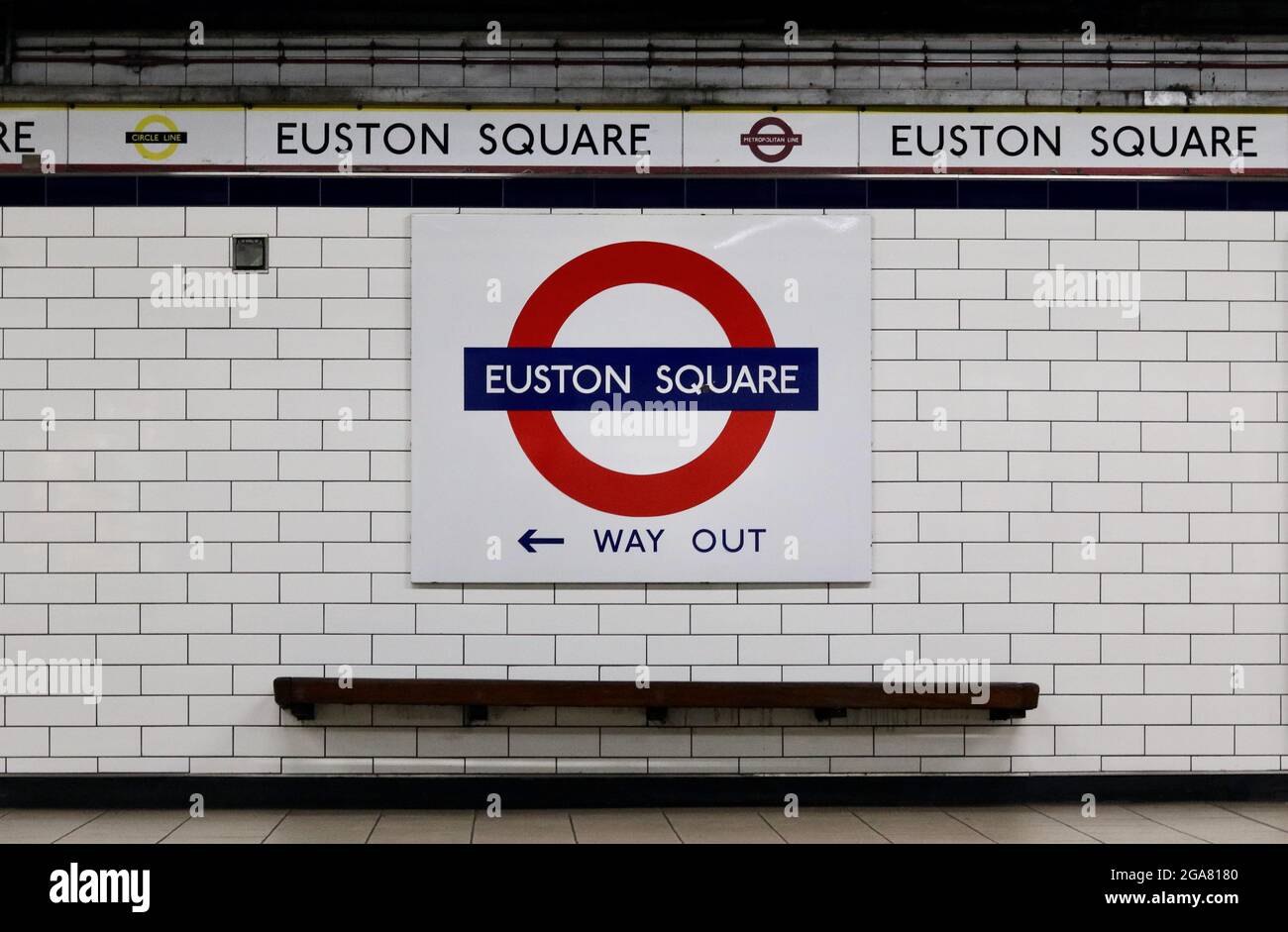 27. Juli 2021 - London, Großbritannien: Schild für die U-Bahnstation Euston Square Stockfoto