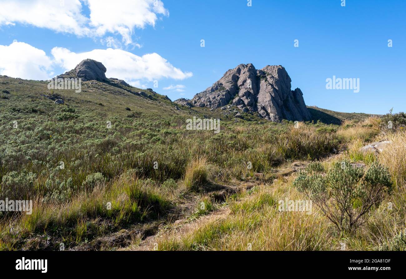 Traiol mit einzigartiger Felsenbildung in Bergwiesen-Landschaft Stockfoto