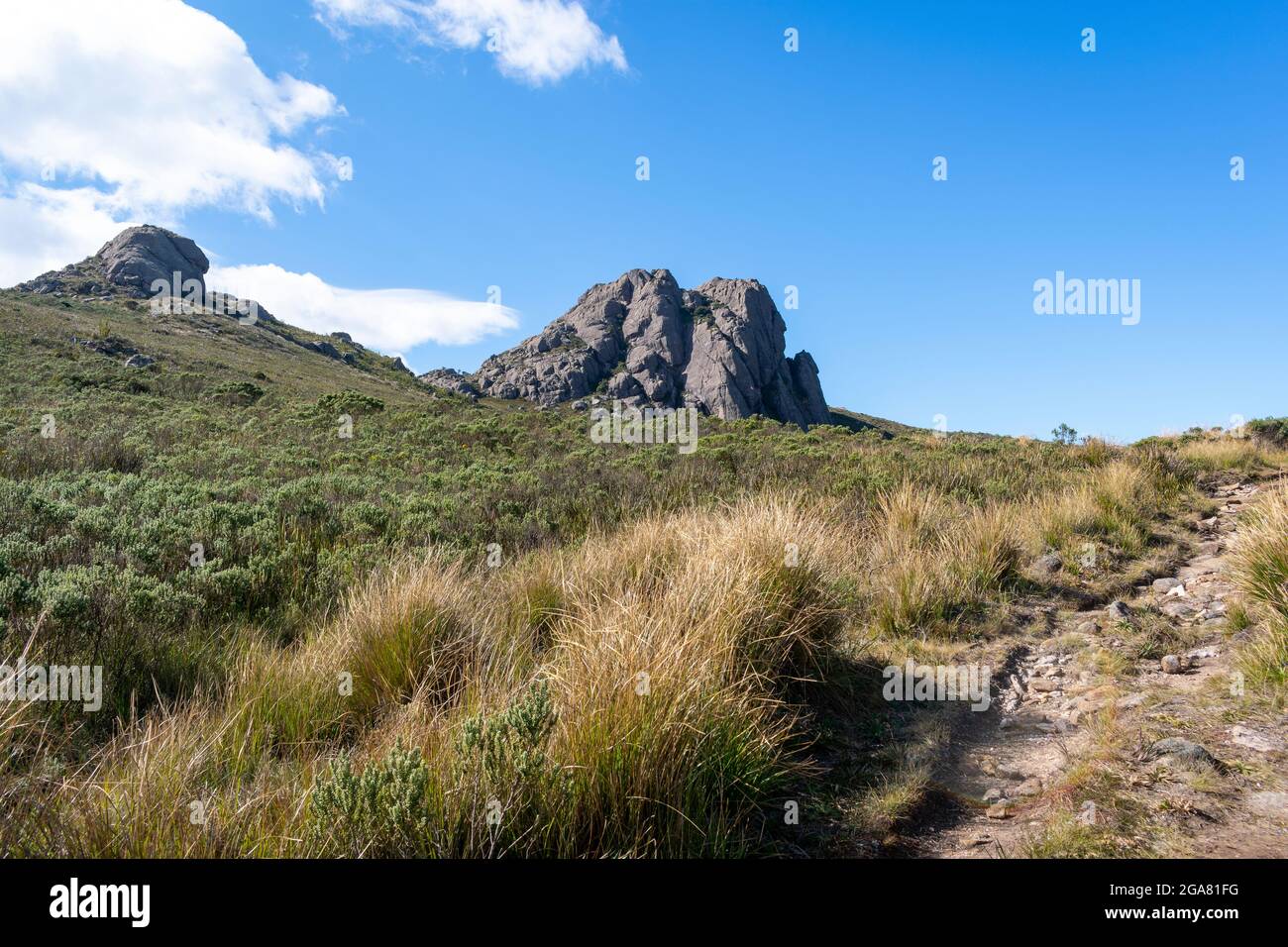 Traiol mit einzigartiger Felsenbildung in Bergwiesen-Landschaft Stockfoto