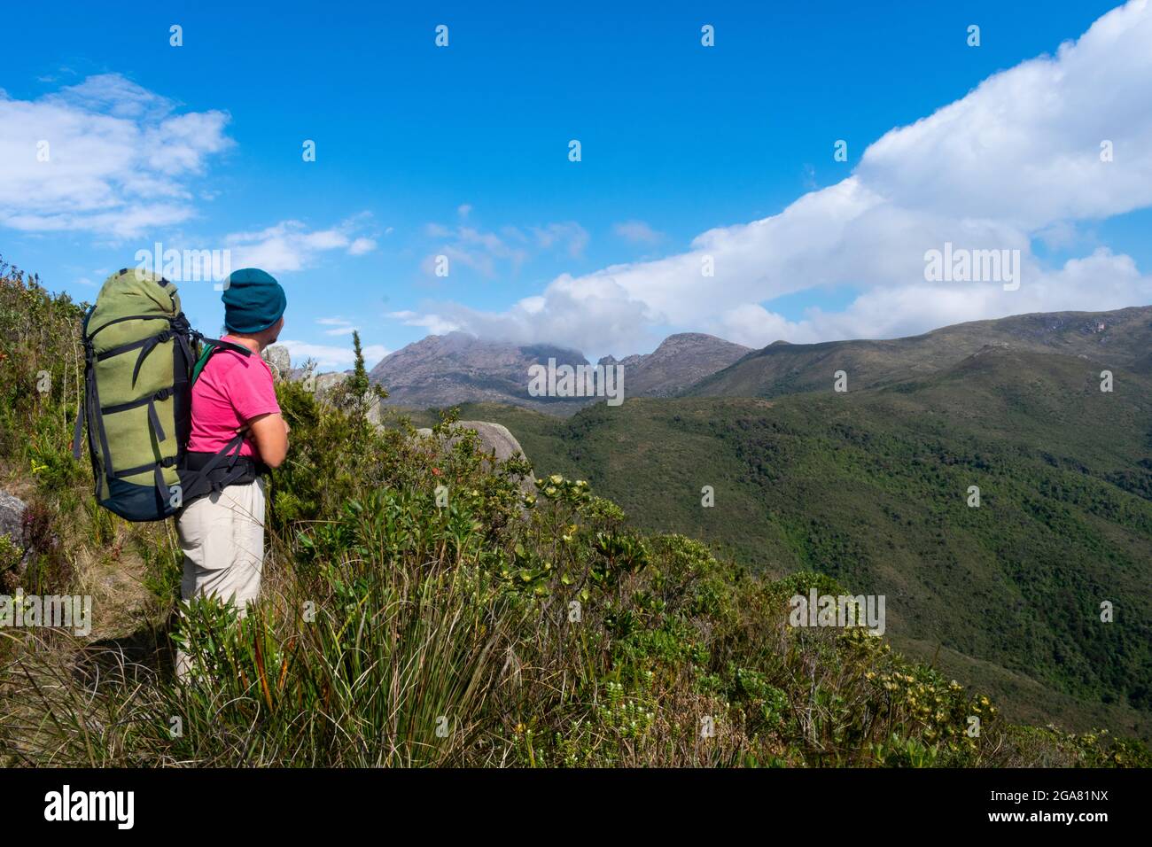 Wanderer mit Blick auf die Landschaft der Berge Stockfoto