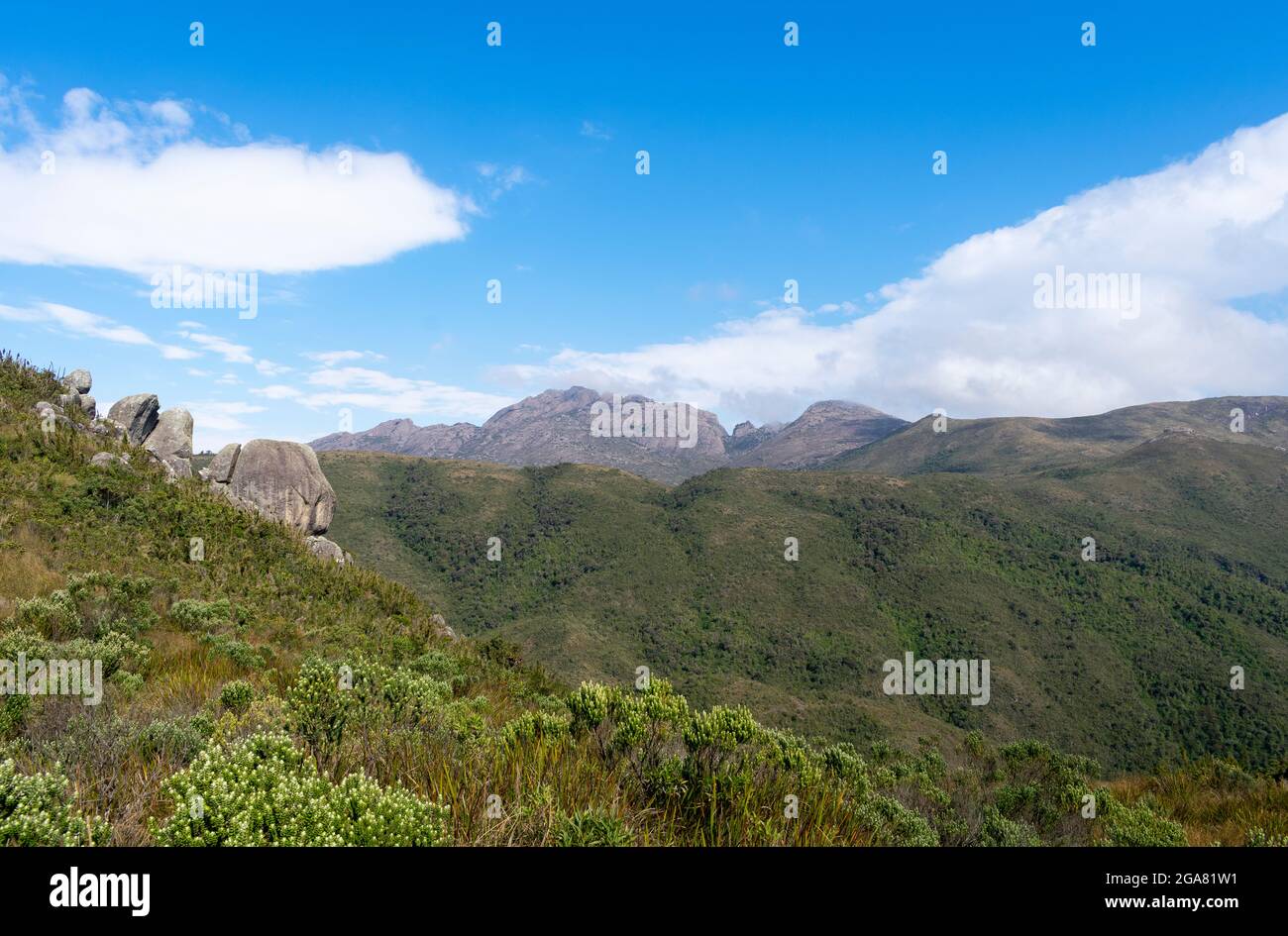 Weite Sicht auf grüne Berglandschaft in brasilien Stockfoto