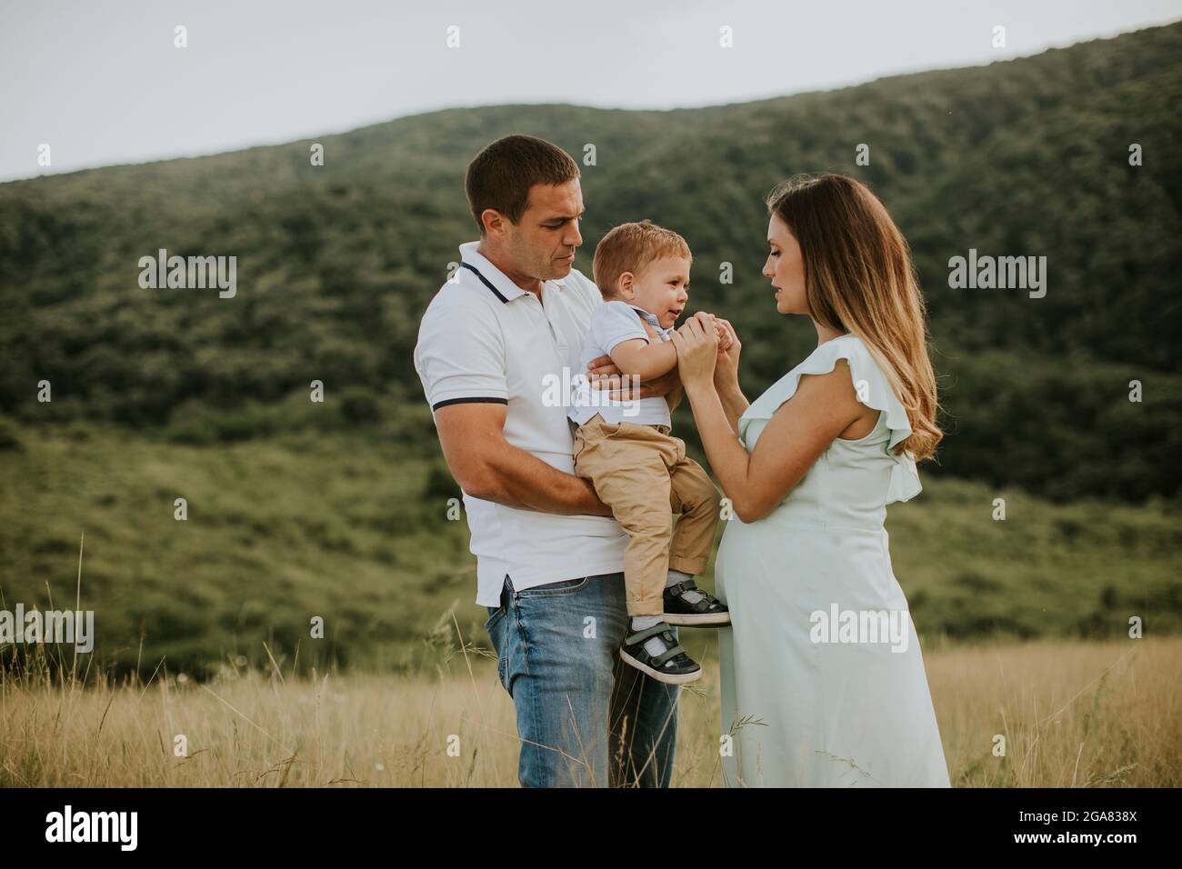 Junge Familie mit niedlichen kleinen Jungen Spaß im Freien in Das Sommerfeld Stockfoto