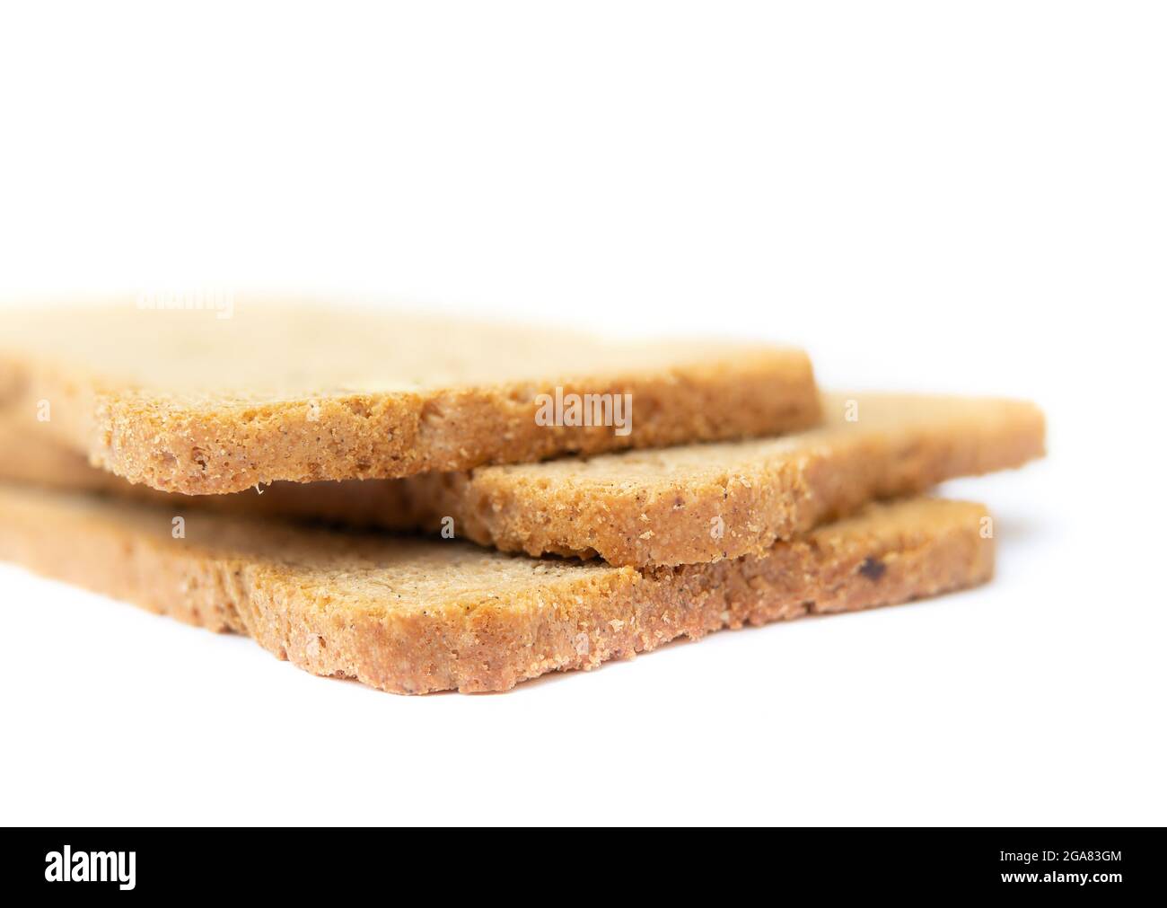 Zweimal getoastetes Weizenbrot Cracker. Nahaufnahme von drei dünnen, rechteckigen Brotscheiben, geröstet und erneut geröstet. Kalorienarmer Snack mit Ballaststoffen ideal Stockfoto