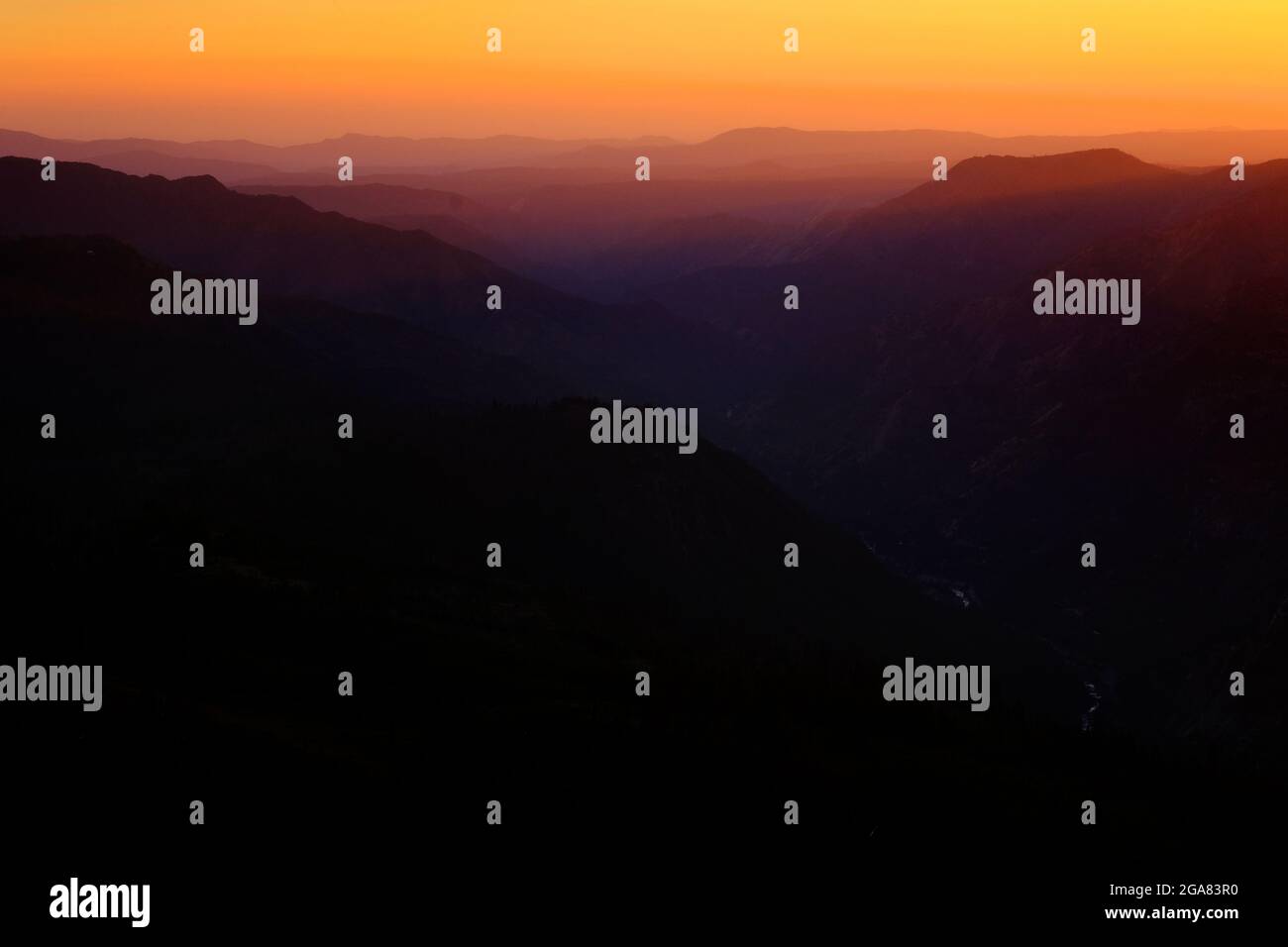 Schichten von Bergketten in goldenen Sonnenuntergang Sonnenaufgang Licht Täler Wildnis szenisch Stockfoto