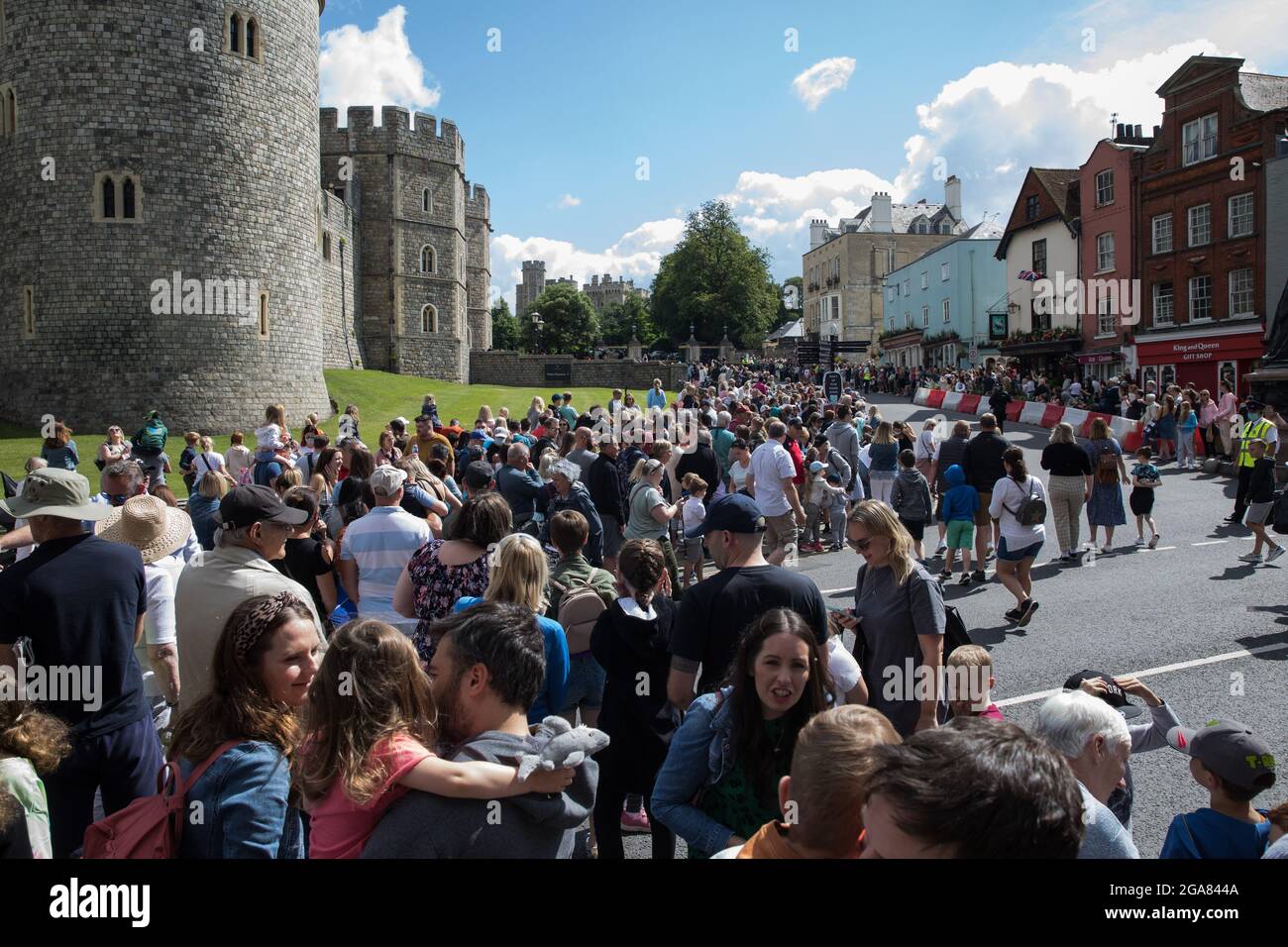 Windsor, Großbritannien. Juli 2021. Vor dem Schloss Windsor versammelt sich eine Menge Touristen und Anwohner, um den Wachwechsel zu beobachten. Die Zeremonie, die auch als Guard Mounting bekannt ist, wurde am 22. Juli zum ersten Mal seit Beginn der Covid-19-Pandemie im März 2020 wieder aufgenommen. Kredit: Mark Kerrison/Alamy Live Nachrichten Stockfoto