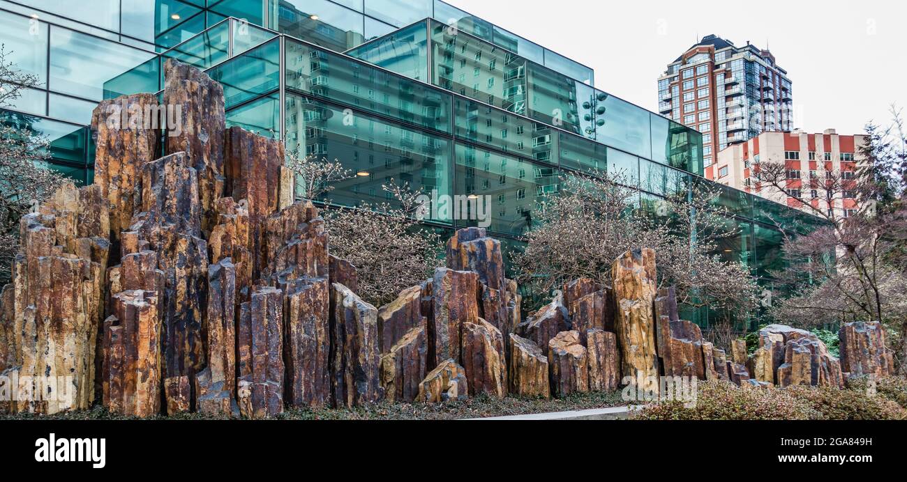 Blick auf den Basaltsteingarten und die grünen Fenster des Washington State Convention Center in Seattle. Foto aufgenommen am 26. Januar 2017. Stockfoto