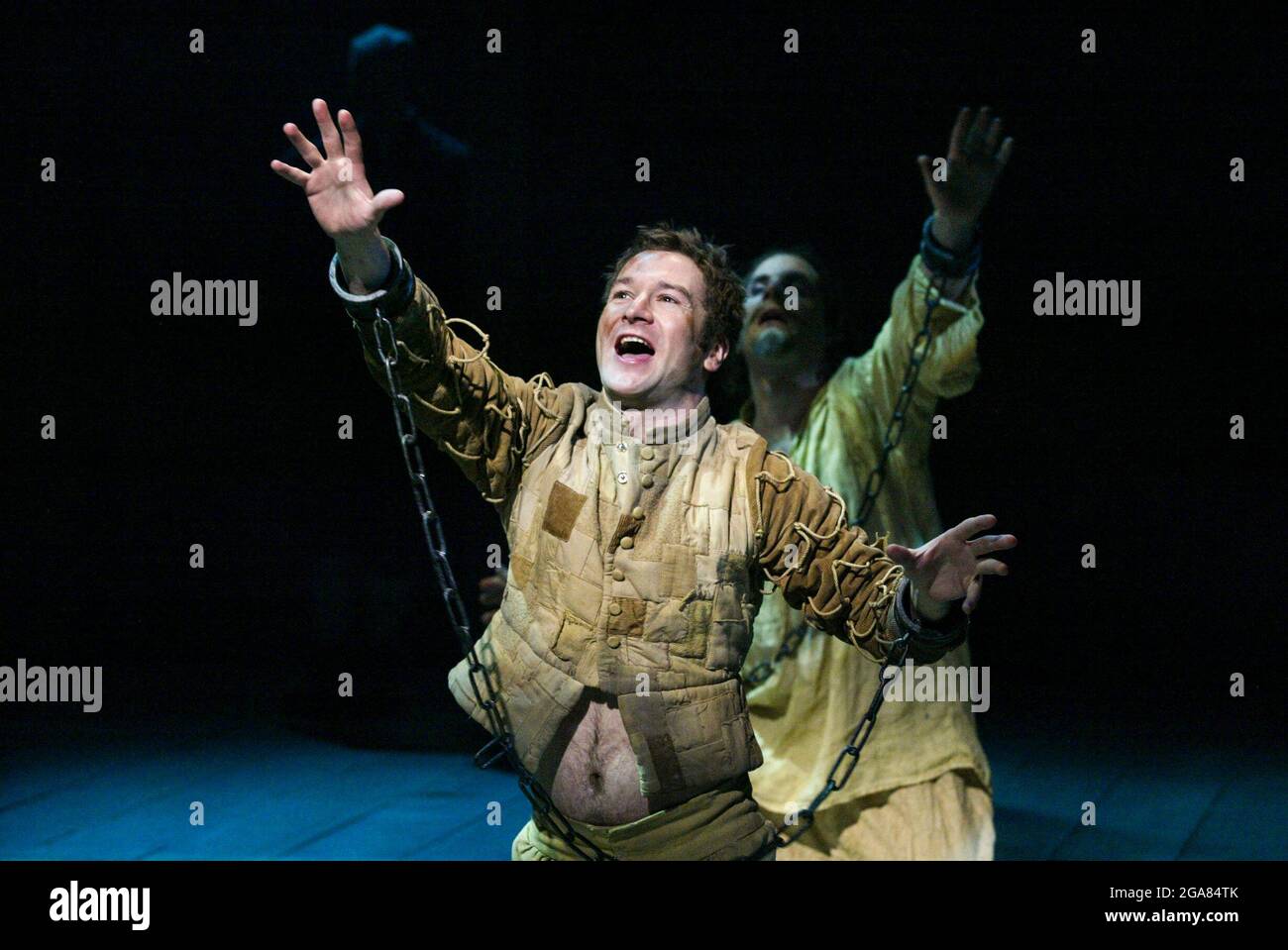 Von vorne: Billy Carter (Francis Quicksilver - Touchstones Lehrling), Michael Matus (Sir Petronel Flash) im OSTEN HO! Von Ben Jonson, John Marston & George Chapman bei der Royal Shakespeare Company (RSC), Swan Theatre, Stratford-upon-Avon 25/04/2002 Design: Robert Jones Beleuchtung: Wayne Dowdeswell Bewegung: Sue Lefton Regie: Lucy Pitman Wallace Stockfoto