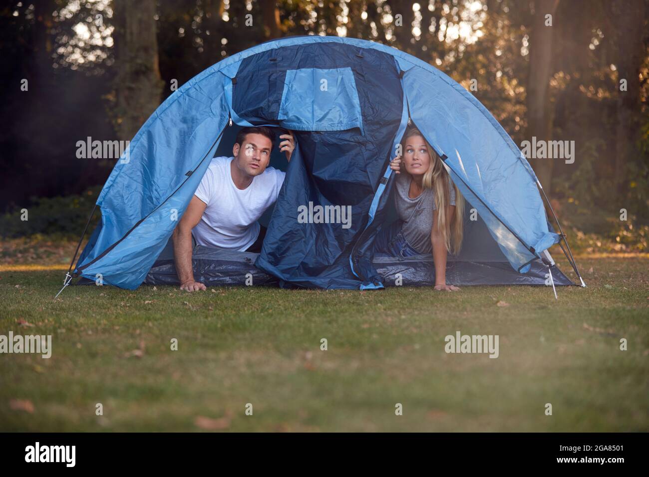 Paar Besorgt Über Das Wetter Blick Aus Dem Zelt Auf Camping Reise In Die Landschaft Zusammen Stockfoto