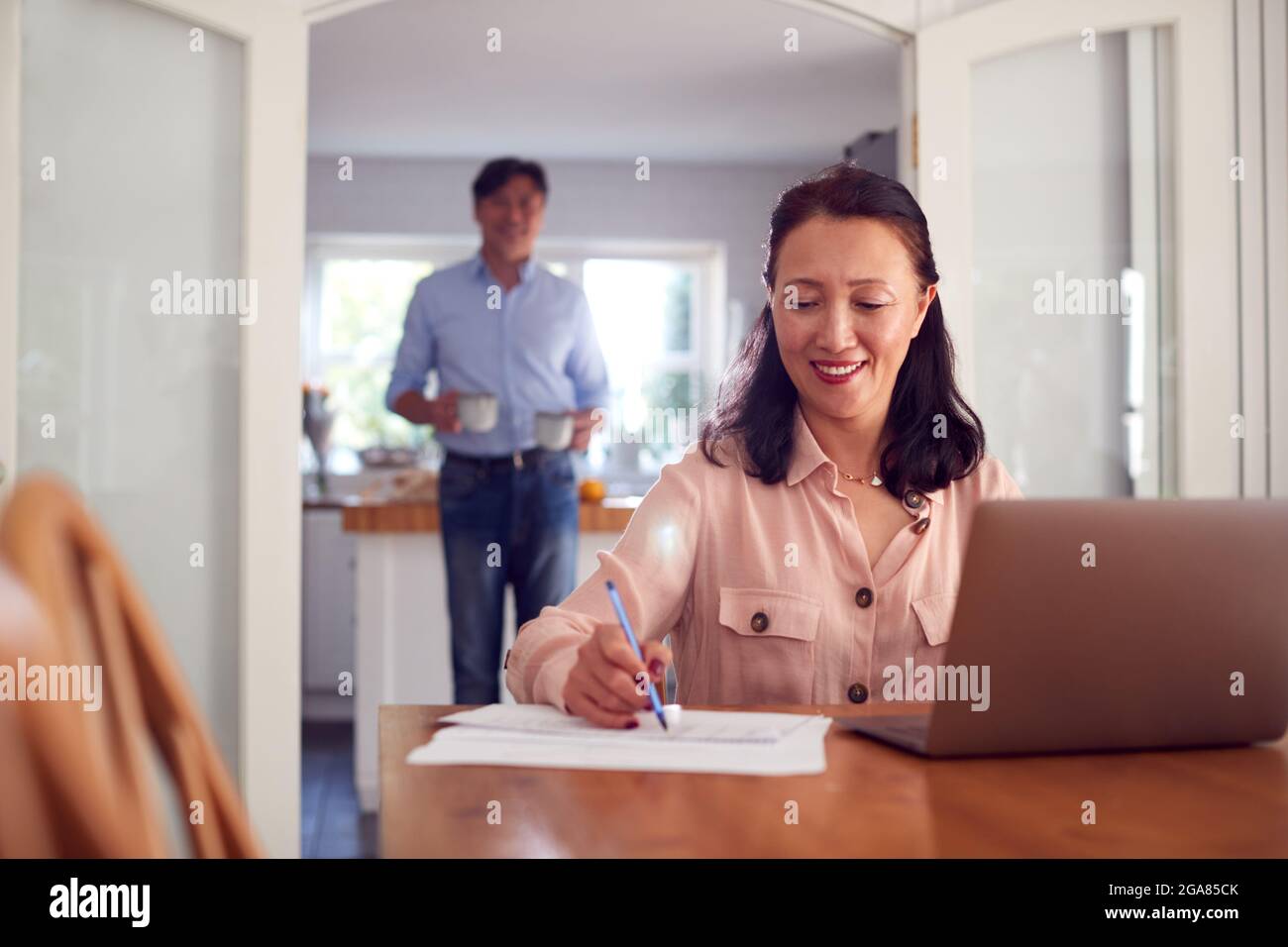 Reifes Asiatisches Paar Zu Hause Mit Laptop, Um Haushaltsrechnungen Und Finanzen Zu Organisieren Stockfoto