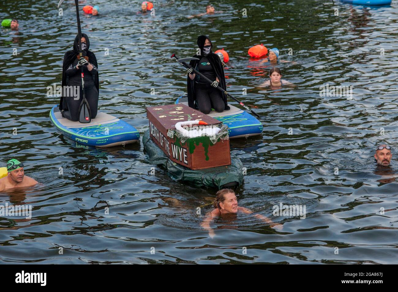 Die Spezialistin für Wildschwimmen und Autorin Angela Jones alias „The Wild Woman of the Wye“ führt ein 1-km-Bad im Monmouth-Abschnitt des Wye-Flusses, um auf den katastrophalen ökologischen Zustand des Flusses Wye und seine anhaltende Verschlechterung aufmerksam zu machen. Ein Nachbau-Sarg auf einem Paddelbrett wurde in den Fluss gesenkt und von Angela geschleppt, um den Tod des Wye darzustellen. Ihr Schwimmen ist Teil der #SaveTheWye, einer Dachkampagne zur Unterstützung und zum Aufbau eines Netzwerks von Organisationen und Einzelpersonen, die sich für den Schutz und die Wiederherstellung der Gesundheit des Flusses Wye und seiner Nebenflüsse einsetzen, sowohl für die Tierwelt als auch für die Menschen Stockfoto