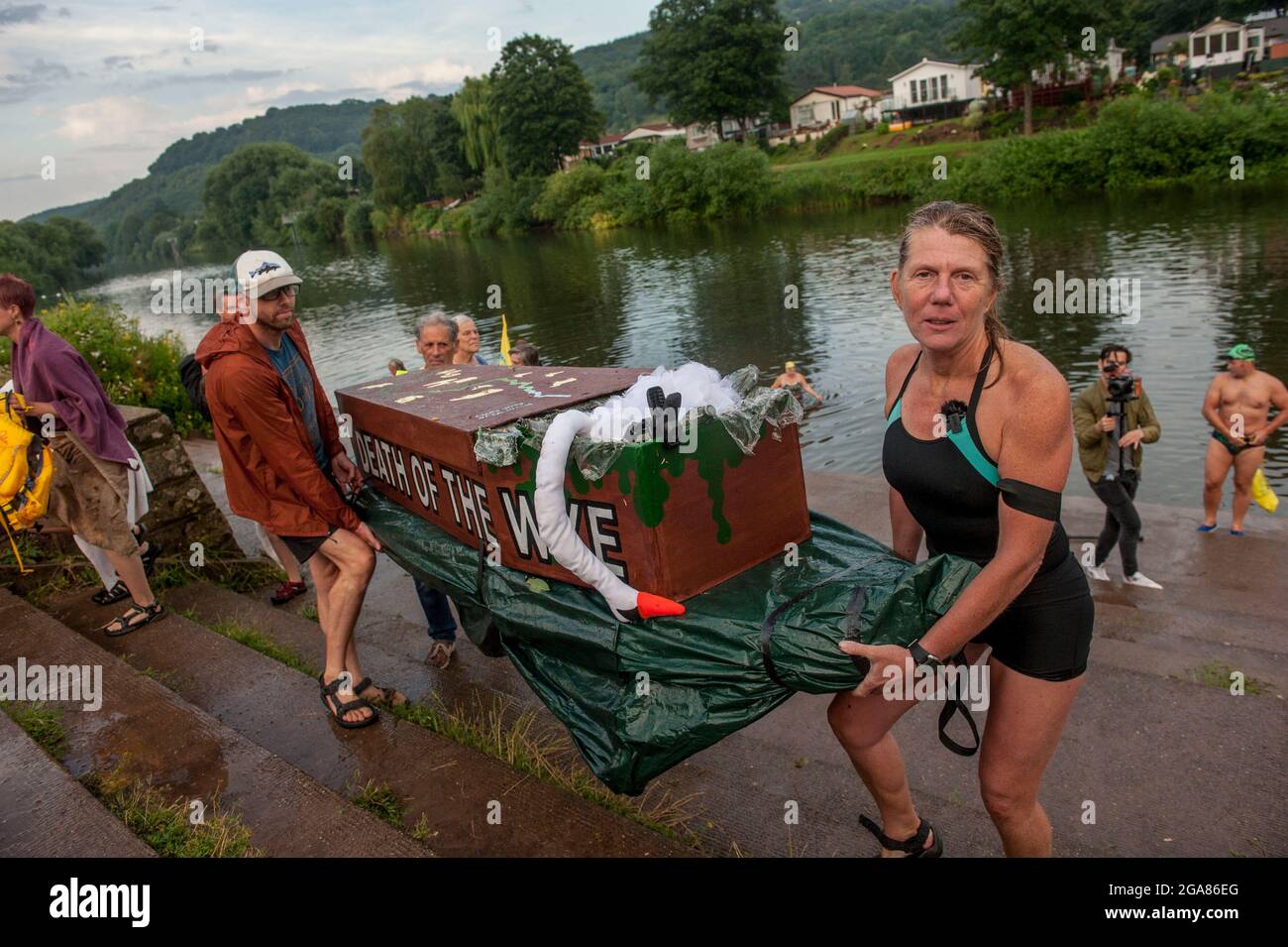 Die Spezialistin für Wildschwimmen und Autorin Angela Jones alias „The Wild Woman of the Wye“ führt ein 1-km-Bad im Monmouth-Abschnitt des Wye-Flusses, um auf den katastrophalen ökologischen Zustand des Flusses Wye und seine anhaltende Verschlechterung aufmerksam zu machen. Ein Nachbau-Sarg auf einem Paddelbrett wurde in den Fluss gesenkt und von Angela geschleppt, um den Tod des Wye darzustellen. Ihr Schwimmen ist Teil der #SaveTheWye, einer Dachkampagne zur Unterstützung und zum Aufbau eines Netzwerks von Organisationen und Einzelpersonen, die sich für den Schutz und die Wiederherstellung der Gesundheit des Flusses Wye und seiner Nebenflüsse einsetzen, sowohl für die Tierwelt als auch für die Menschen Stockfoto