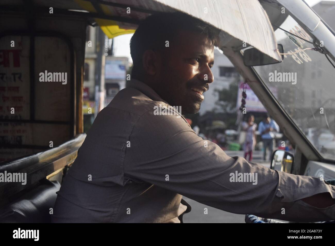 INDIEN, DELHI - 08. Februar 2015: Auto Rickshaw Driver Smiling Stockfoto