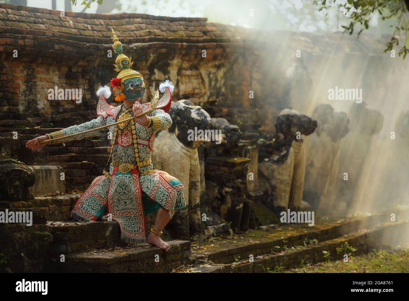 Khon ist traditionelle Tanzdrama Kunst der thailändischen klassischen maskiert.Kunstkultur Thailand Tanzen in maskierten khon in der Literatur Ramayana, Thailand. Stockfoto