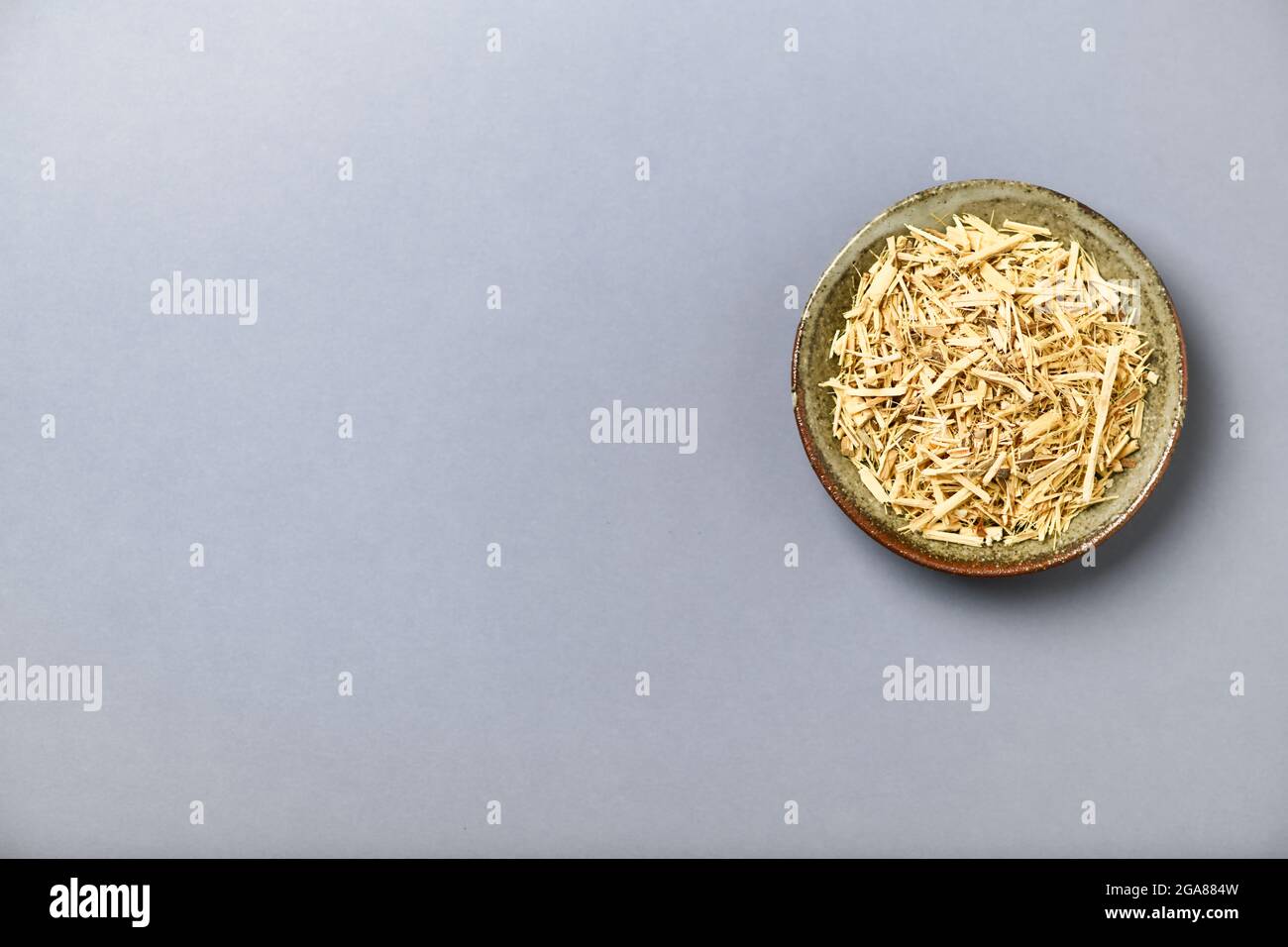 Trockener sibirischer Ginseng (Eleutherococcus senticosus) auf Papierhintergrund. Draufsicht. Speicherplatz kopieren. Stockfoto