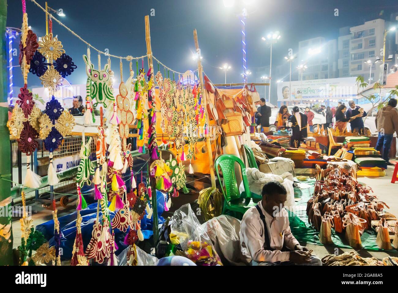 Kalkutta, Westbengalen, Indien - 31. Dezember 2018 : Handgefertigte Jute Wand hängende Produkte, Kunsthandwerk zum Verkauf in der Nacht während Handwerk Messe in Kalkat Stockfoto