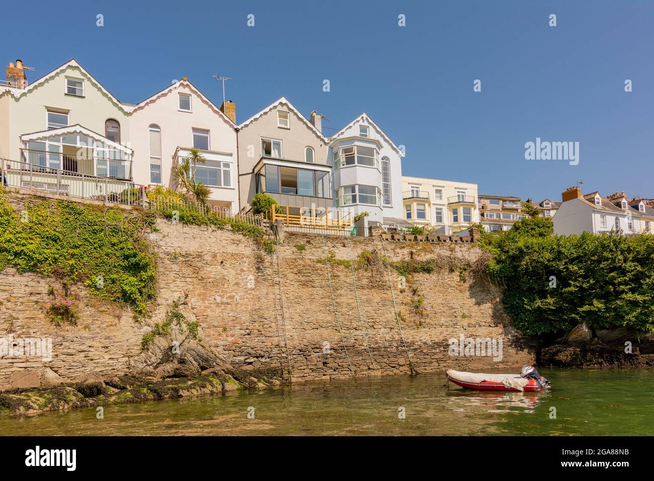 Immobilien am Wasser mit Blick auf Fowey Estuary, Cornwall, Großbritannien. Stockfoto