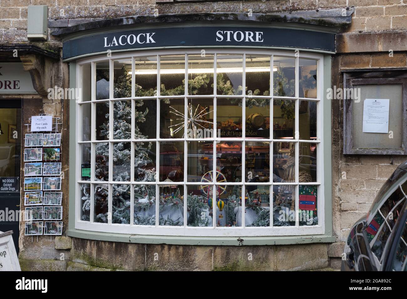 Dekorative altmodische Schaufenster im Dorf Lacock, Wiltshire, England, Großbritannien Stockfoto