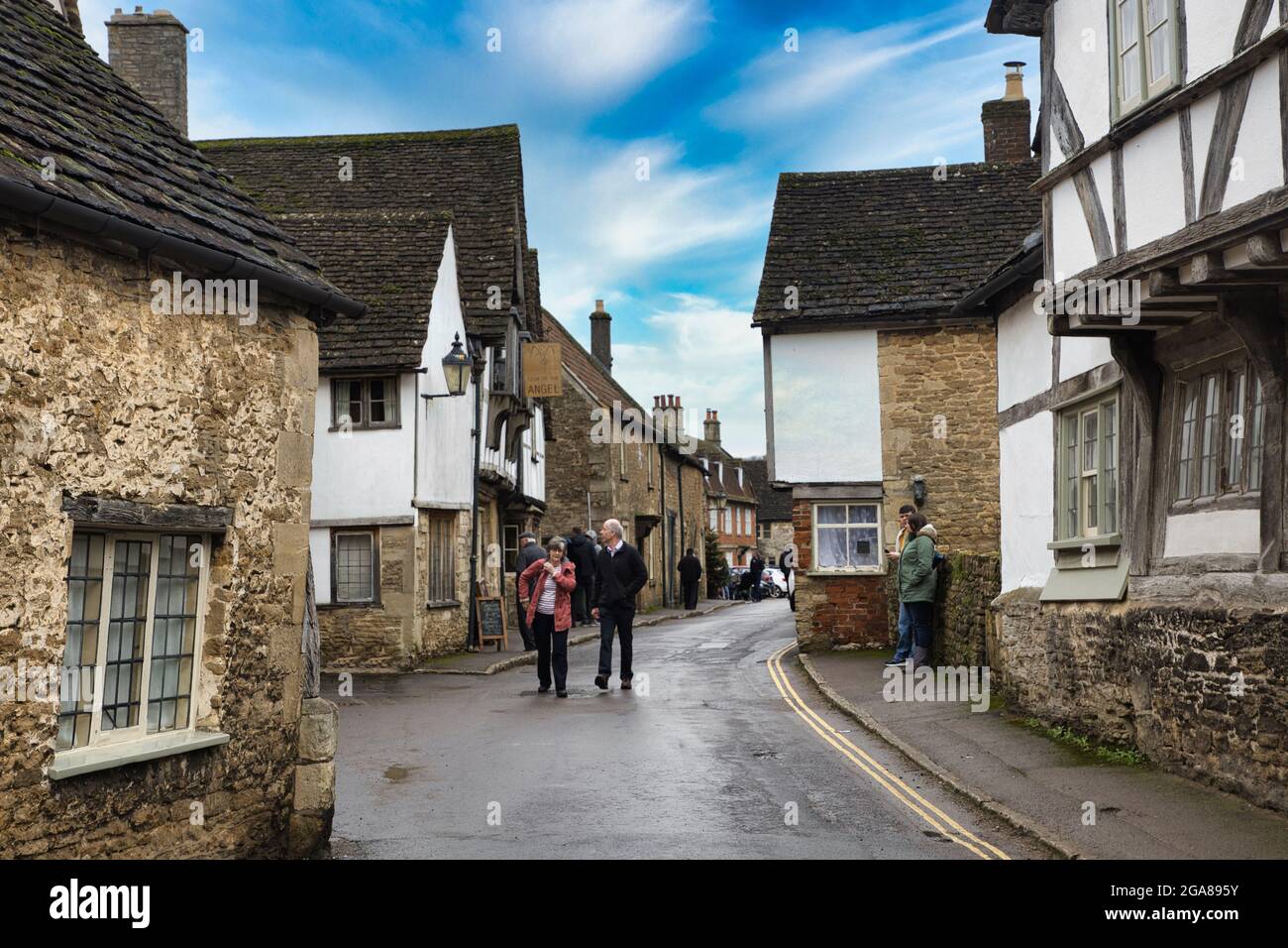 Eine Straße mit schönen alten Giebelhäusern, typisch englisch, im Dorf Lacock, Wiltshire, England, Großbritannien Stockfoto