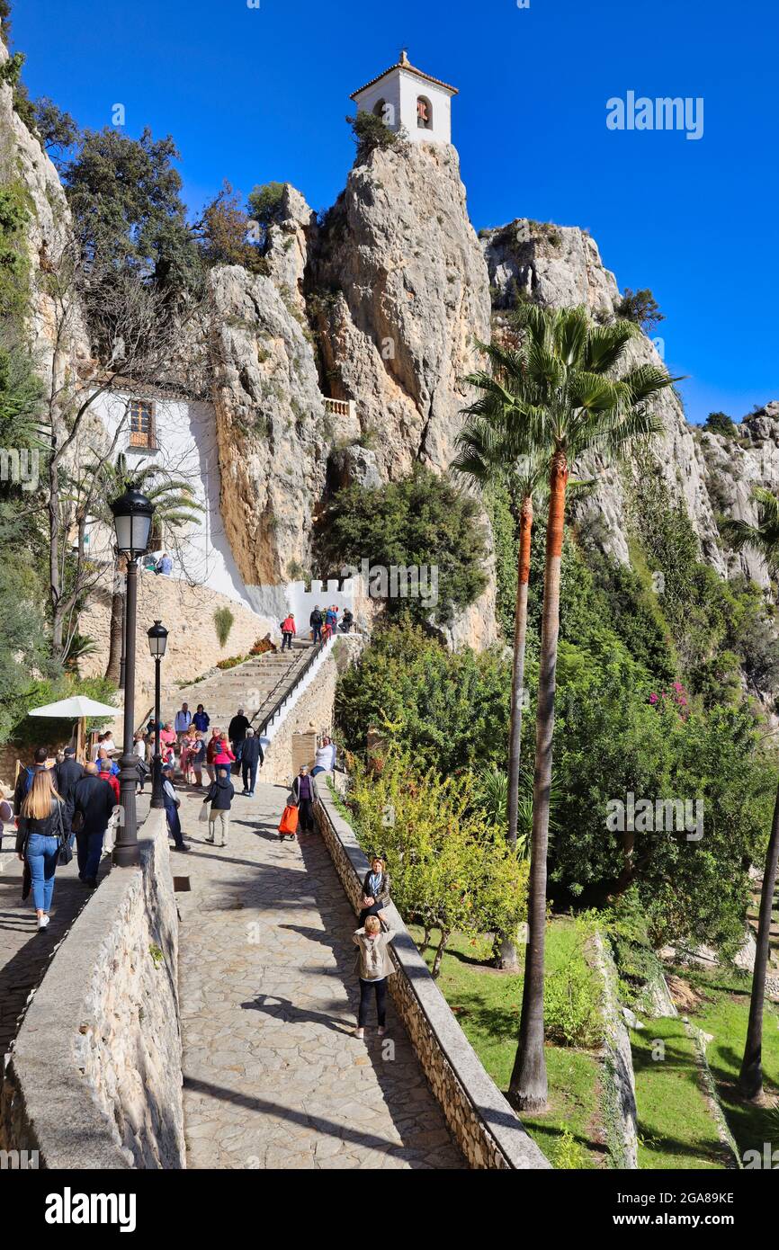 Das Dorf Guadalest liegt in der Provinz Alicante in der Region Valencia und Murcia, Spanien. Dies ist der Weg hinauf zum Eingang in den Berg Stockfoto