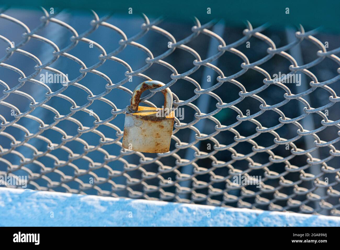 Verrostetes Vorhängeschloss auf einem Zaun an einer Brücke Stockfoto