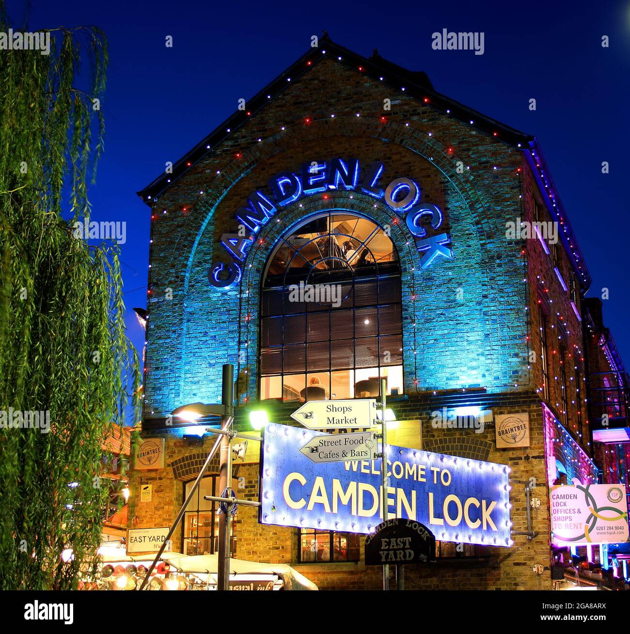 Der Eintritt zum berühmten Camden Lock Market in Londons Camden Town an einem frischen Winternachmittag mit blauen Lichtern Stockfoto