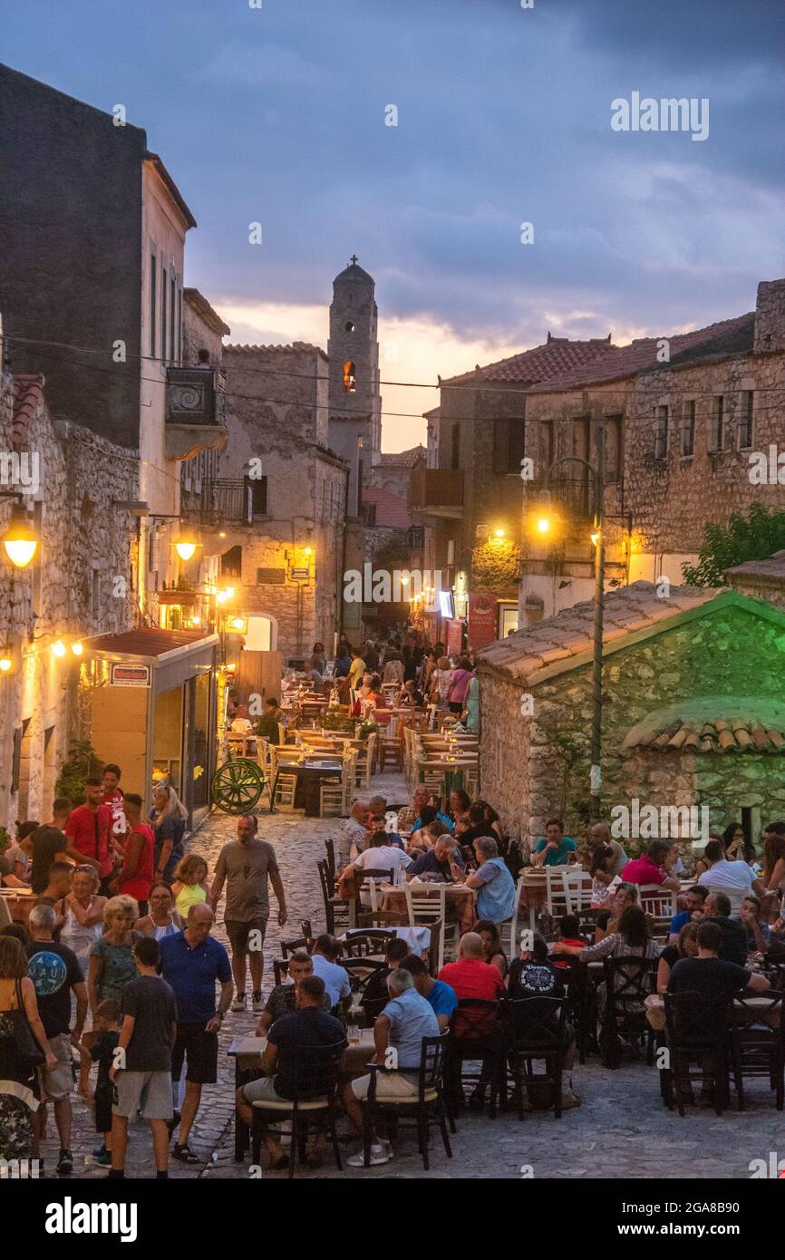 Die schöne Stadt Areopoli mit traditionellen architektonischen Gebäuden und steinigen Häusern in Laconia, Griechenland Stockfoto