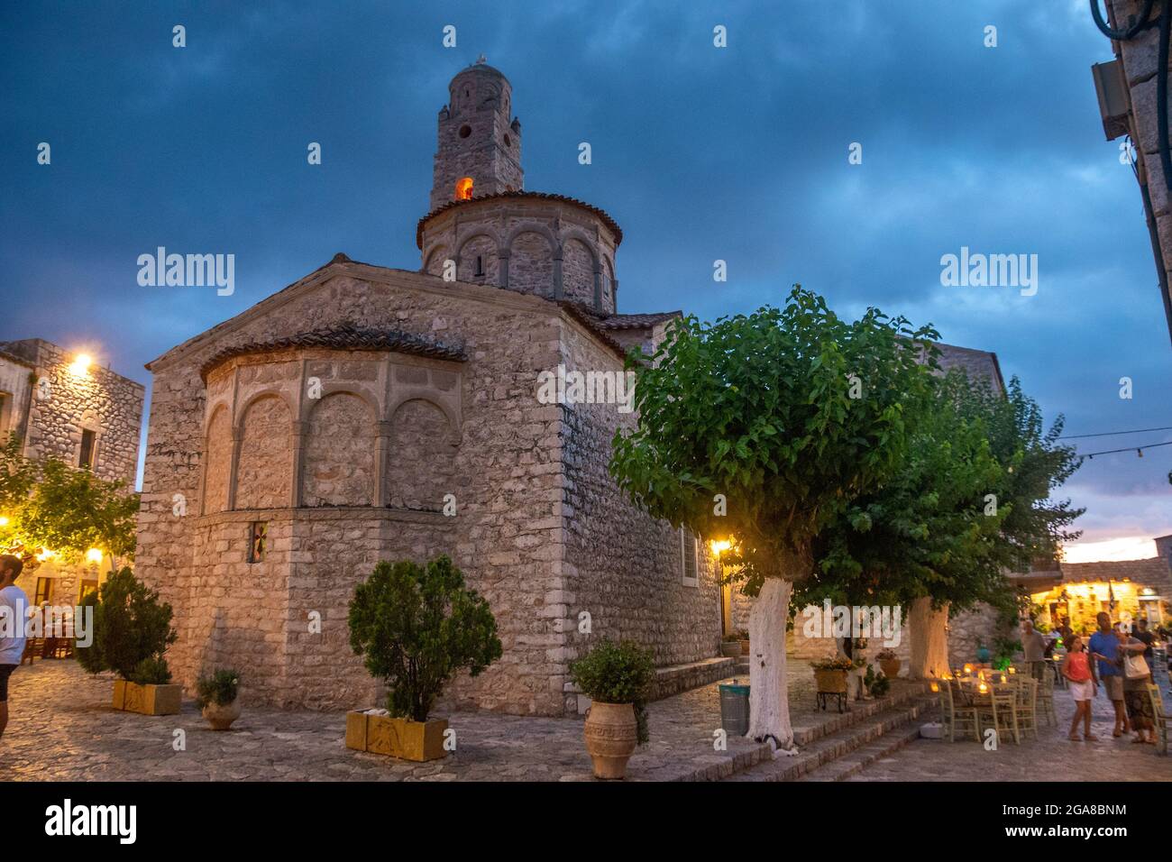 Die schöne Stadt Areopoli mit traditionellen architektonischen Gebäuden und steinigen Häusern in Laconia, Griechenland Stockfoto