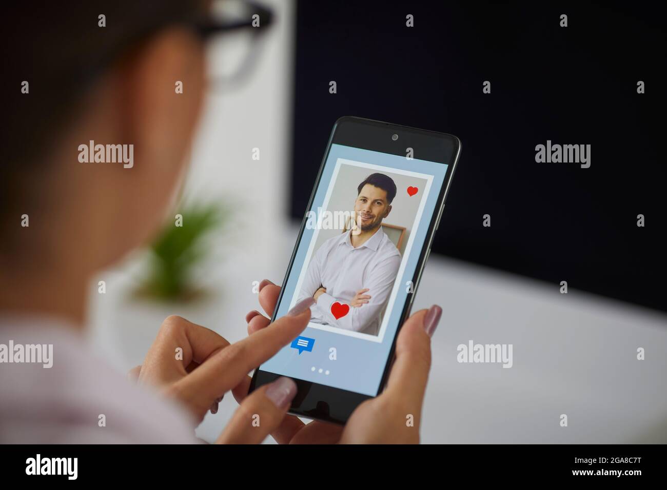 Liebe, Finger der Frau drücken Herz-Symbol auf dem Bildschirm in mobilen Smartphone-Anwendung. Stockfoto