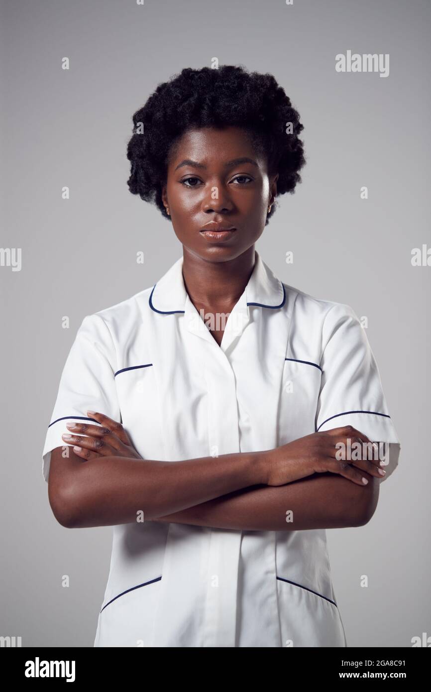 Studio Portrait Einer Ernsthaften Jungen Krankenschwester, Die Uniform Gegen Einen Einfachen Hintergrund Trägt Stockfoto