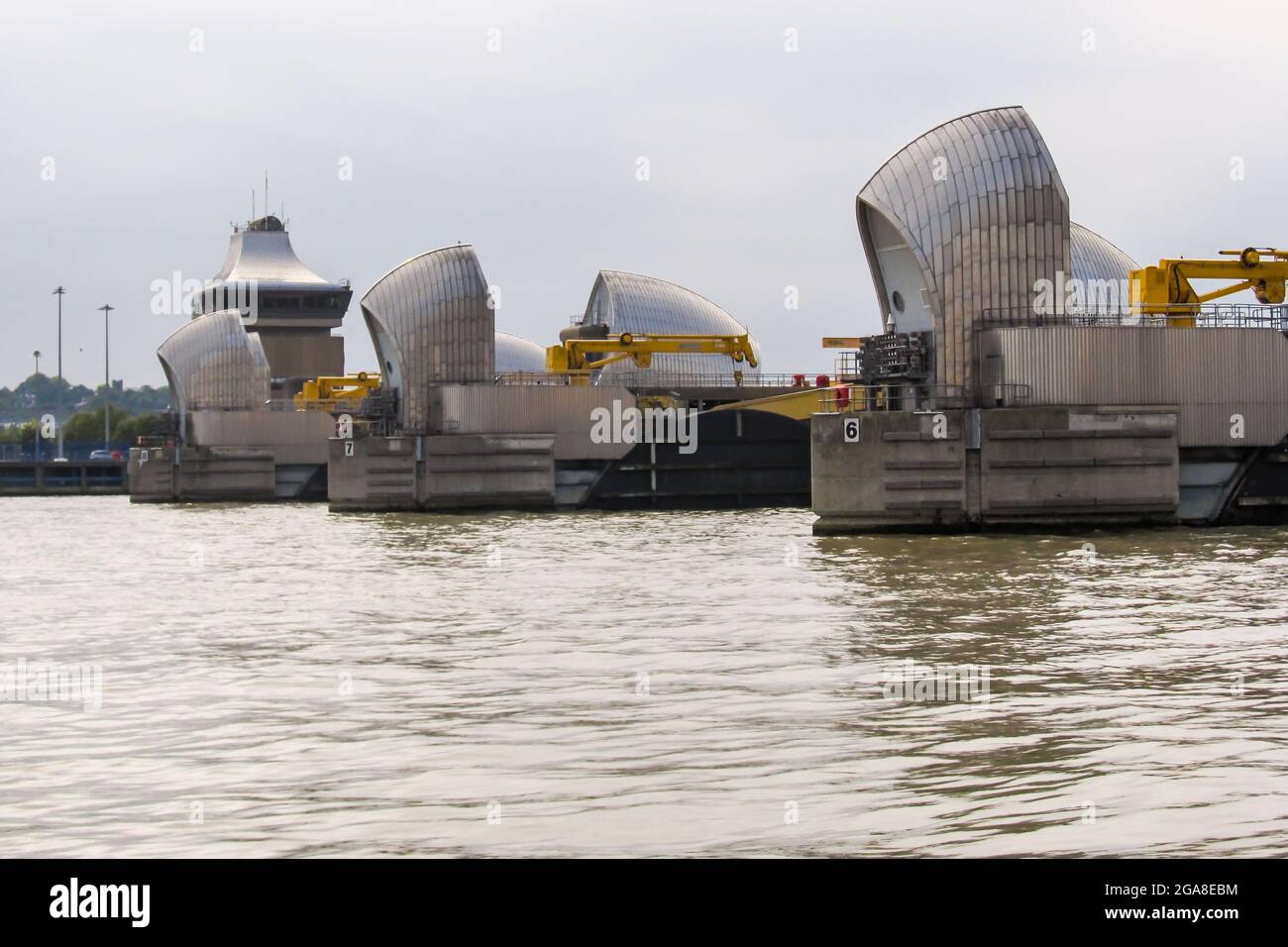 Ein Blick entlang der Linie der stahlgekleideten Muscheln der Tore der Themse-Barriere in der Themse-Mündung in Silvertown Greater London, Großbritannien Stockfoto