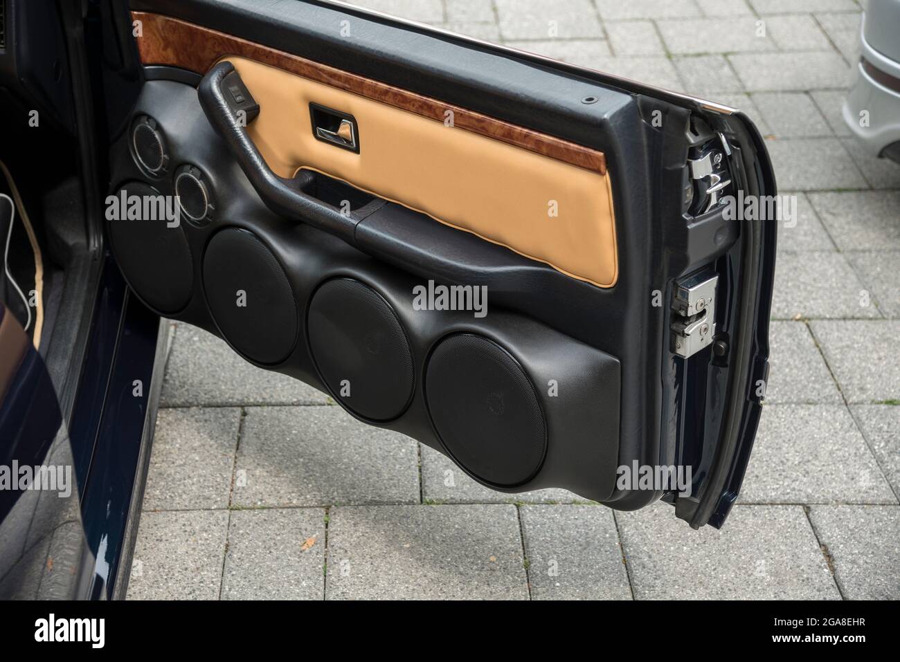 Integrierte Lautsprecher in einer Autotür Stockfotografie - Alamy