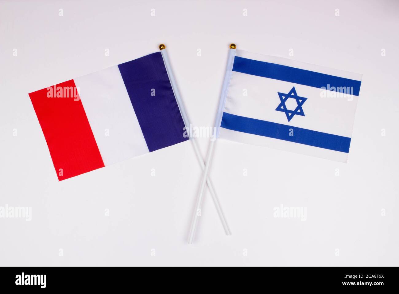 Die Flagge Frankreichs und die Flagge Israels kreuzten sich auf weißem Hintergrund. Isoliert. Das Bild veranschaulicht die Beziehung zwischen den Ländern Stockfoto