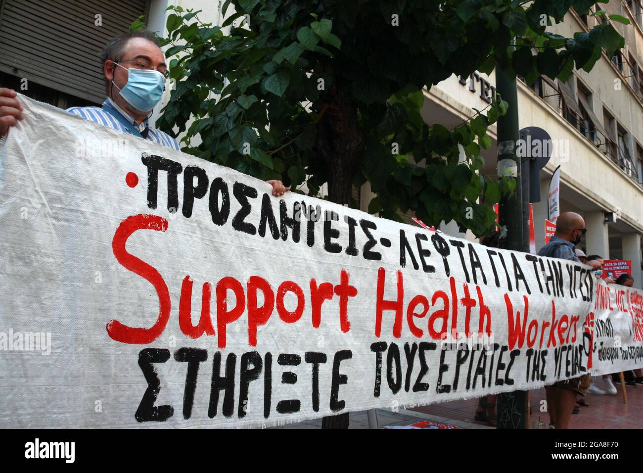 Gewerkschafter von Krankenhauspersonal halten am 29. Juli 2021 in Athen eine Kundgebung vor dem Gesundheitsministerium von Greeek ab, um gegen die obligatorischen Covid-19-Impfungen für alle Beschäftigten im Gesundheitswesen zu protestieren. Der griechische Premierminister Kyriakos Mitsotakis kündigte an, dass der Impfstoff für einige Arbeitnehmer, einschließlich Pflegepersonal und medizinisches Personal, obligatorisch sein werde. Quelle: Dimitris Aspiotis / Alamy. Stockfoto