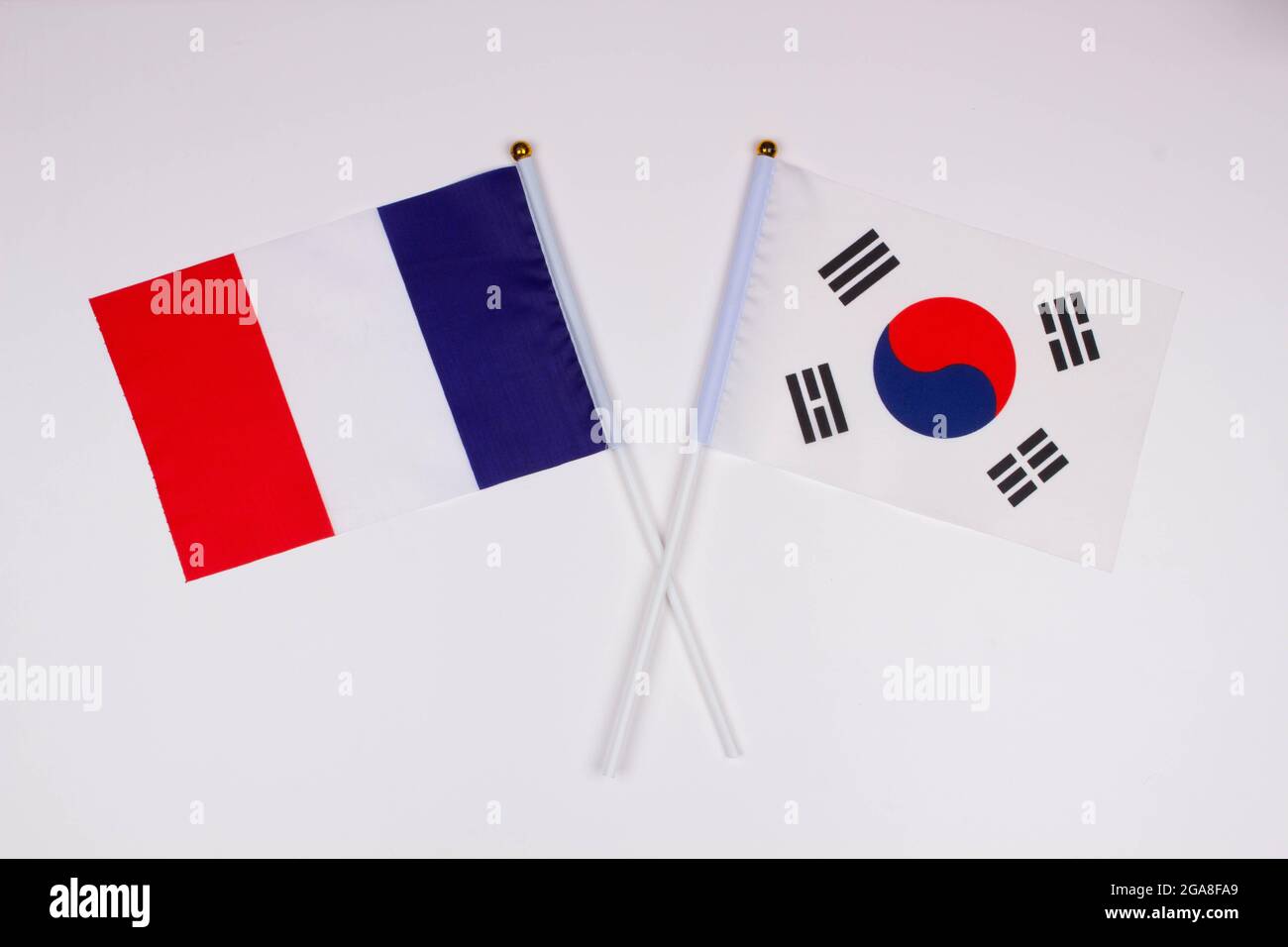 Die Flagge Frankreichs und die Flagge Südkoreas kreuzten sich auf weißem Hintergrund. Isoliert. Das Bild zeigt die Beziehung zwischen den Countris Stockfoto